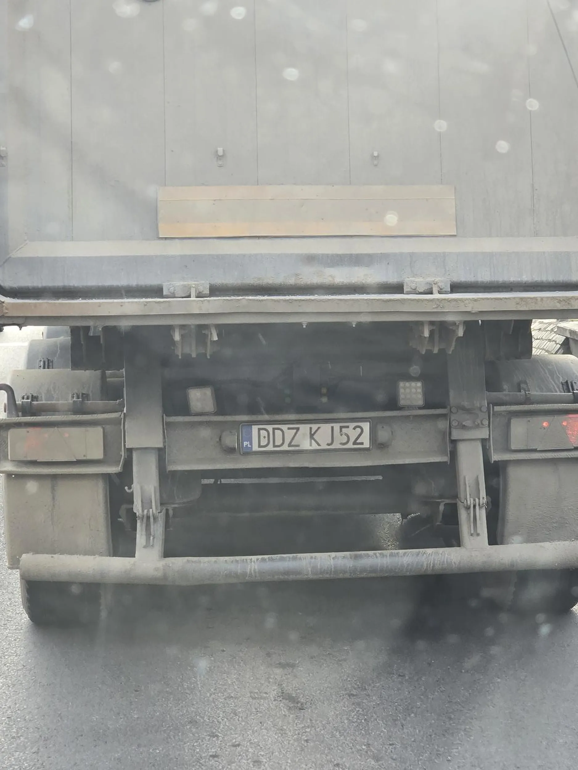 Ja wiem że to wymaga wielkiego wysiłku ale lampy wypadałoby przetrzeć do jazdy. Nie widać czy ty hamujesz czy skręcasz...