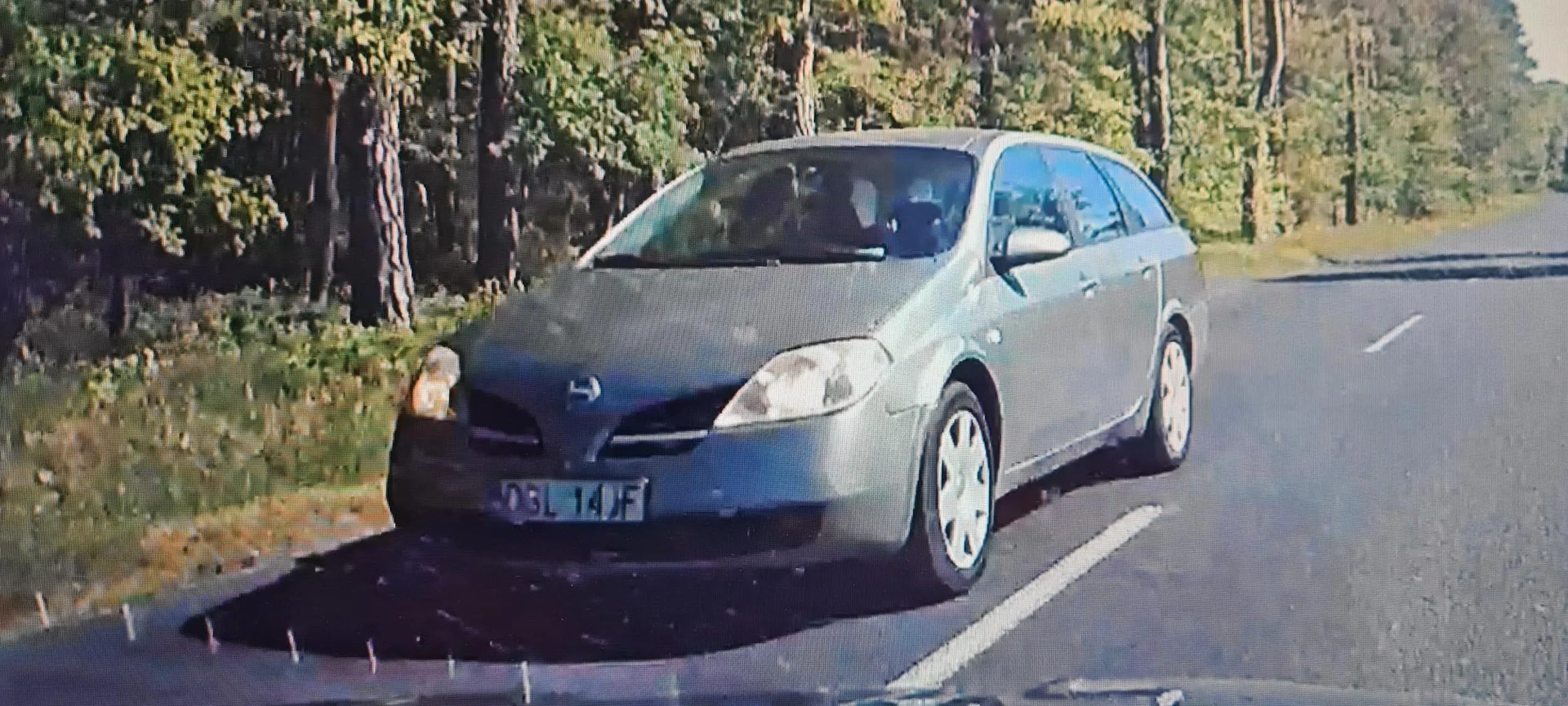 Niepoważny człowiek wyprzedzający na trzeciego mimo iż widzi że nie ma miejsca