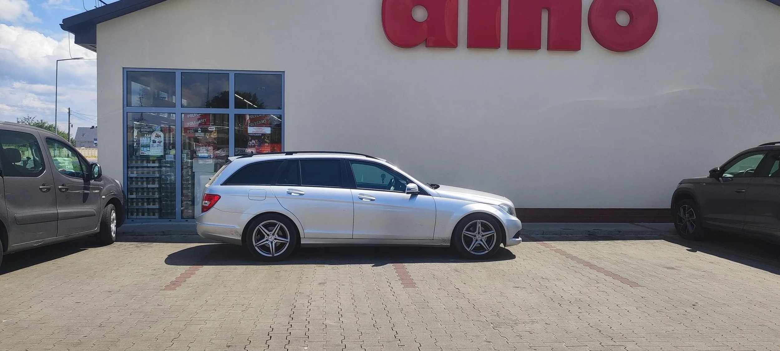 Brawo zostałeś mistrzem parkowania 2 miejsca parkingowe zająłeś oby ktoś ci te auto porysował