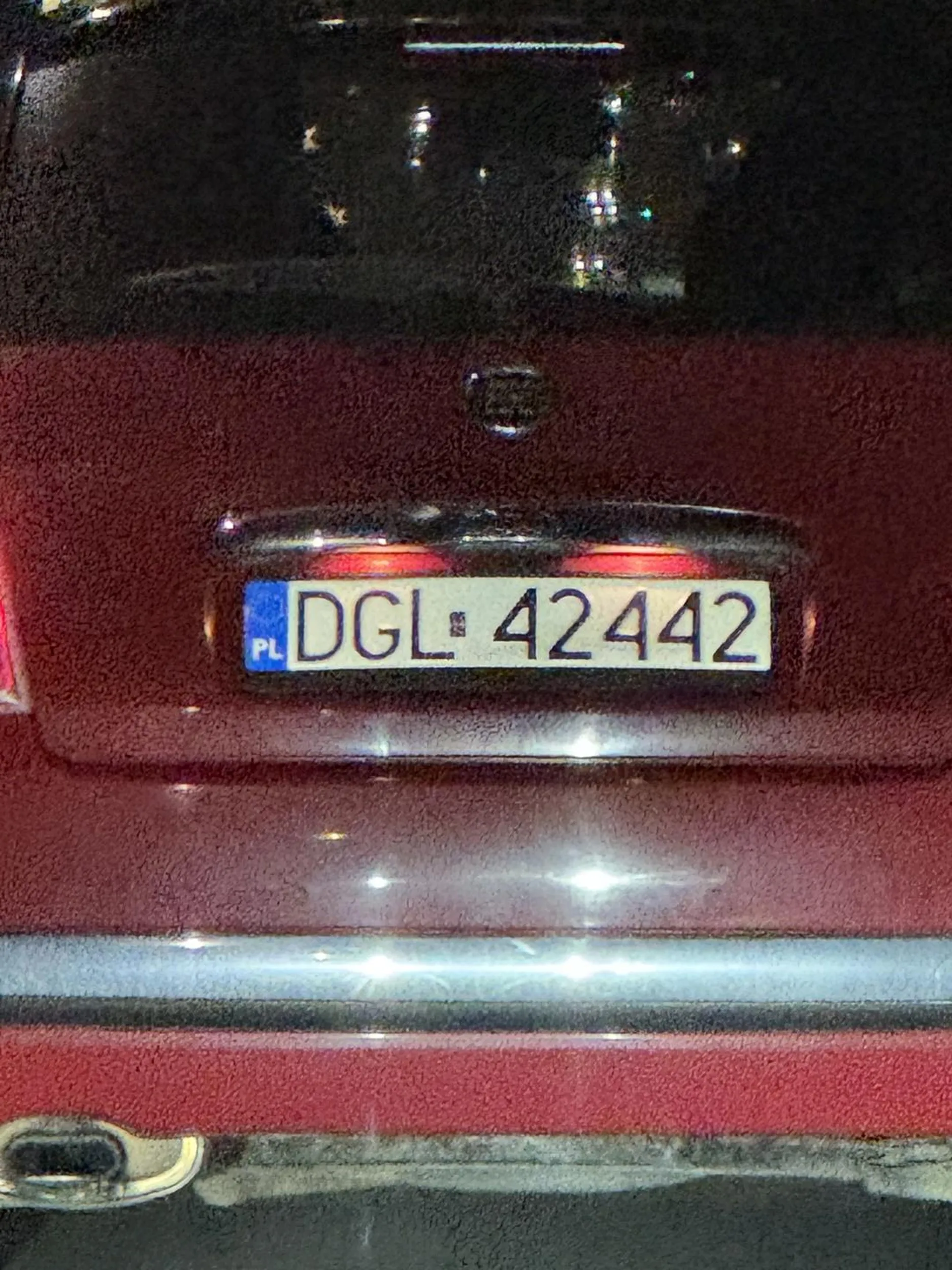 Idi+ta/tka wyrzuca papierosa pod koła samochodom za nim.