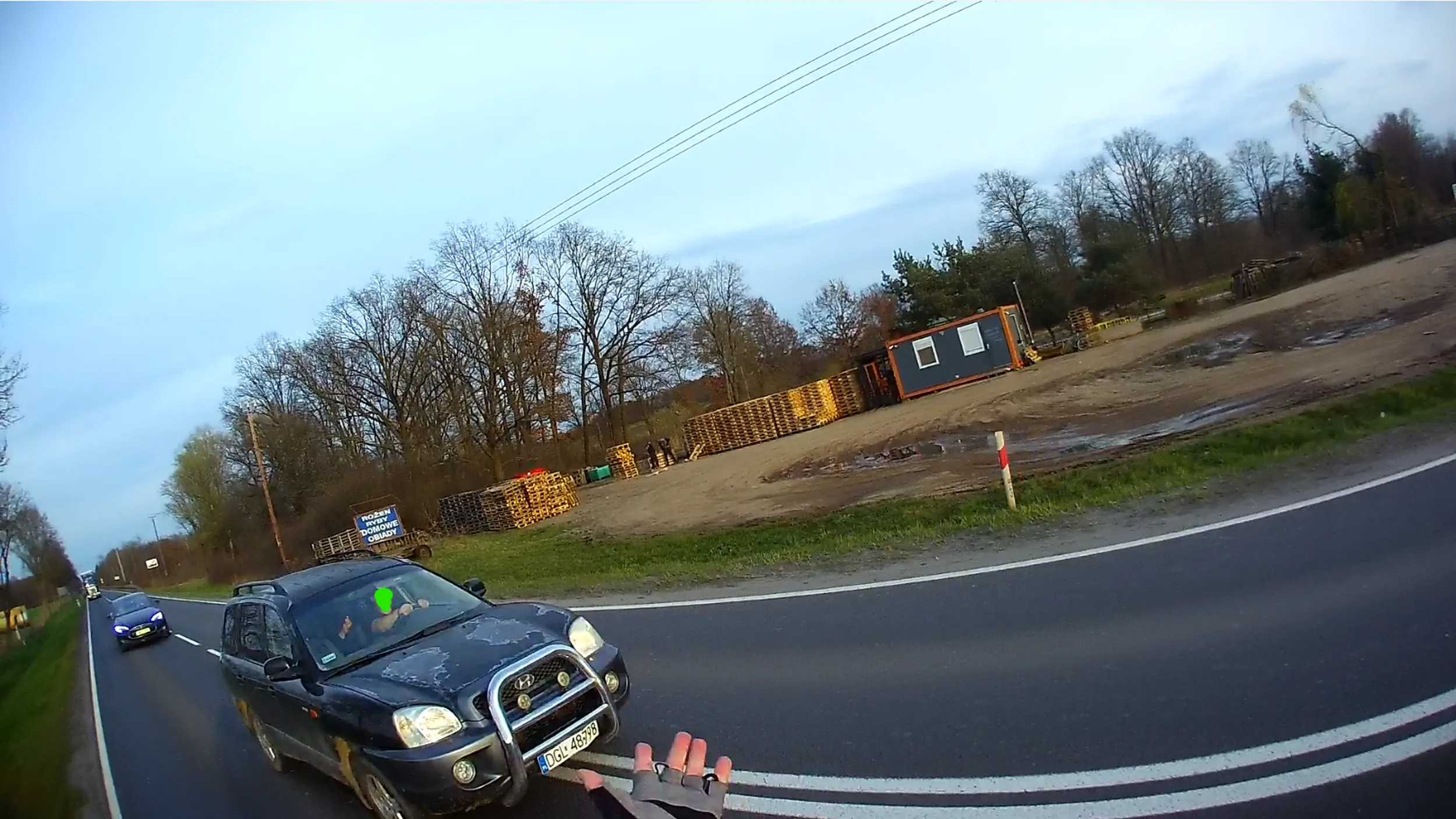 Jechałem rowerem. Wyprzedzał mnie, kiedy od dłuższego czasu sygnalizowałem zamiar skrętu w lewo (z resztą miał podwójną ciągłą).