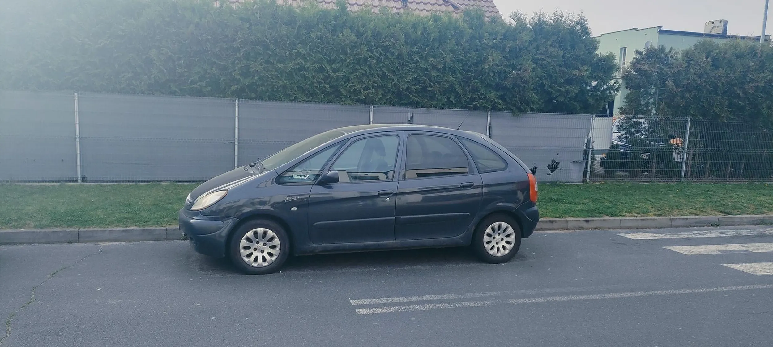 Właściciel postawił auto po drugiej stronie od mojego garażu x którego zjeżdżam z lekkiej górki.Auto stoi już 7 tygodni a właściciela ani wody ani świtu.