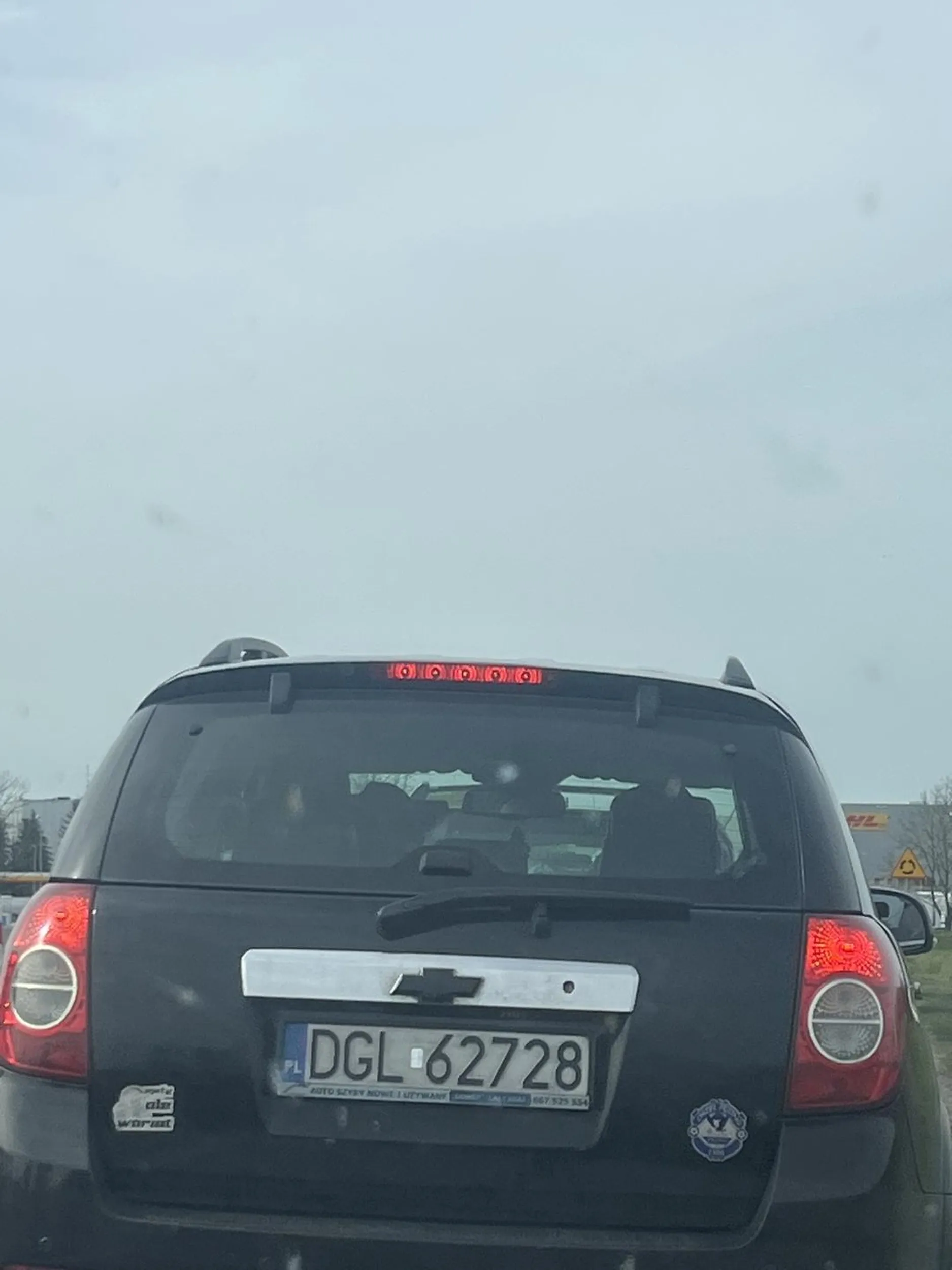 Człowieku miej troche pokory i jak masz kopcic to niedopałki wrzuć sobie do jakiegoś słioika a nie za szybe samochodu