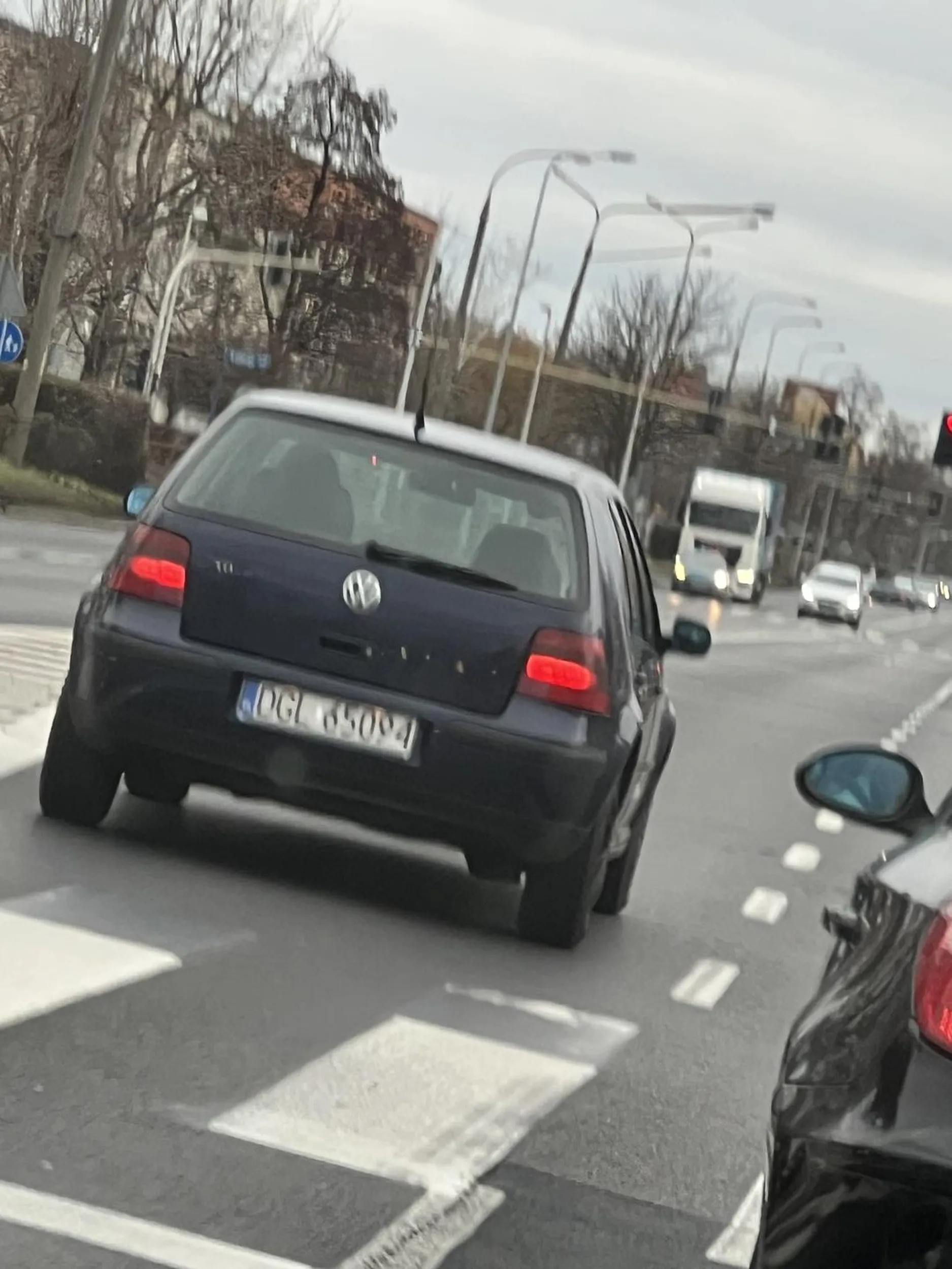 Zmienił pas na lewy tylko po to, by przez kilometr ciągnąć się ZA samochodem który jechał przed nim na lewym pasie. Typie, jeździsz tak głupio jak wyglądasz siedząc w aucie w kapturze i ciągnąc e-peta.