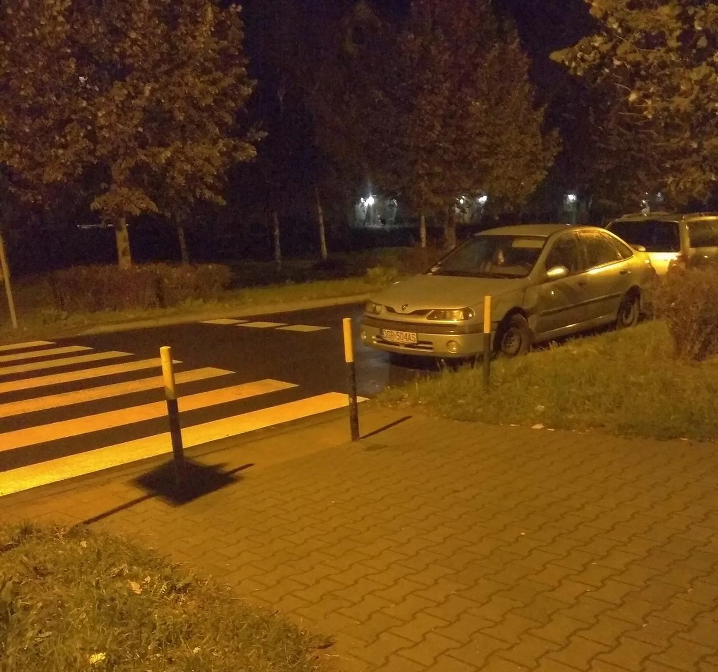 art. 49 ust. 1 pkt 2 Zatrzymywanie pojazdu: 2) na przejściu dla pieszych lub na przejeździe dla rowerzystów oraz w odległości mniejszej niż 10 m przed tym przejściem lub przejazdem, a na drodze dwukierunkowej o dwóch pasach ruchu – także za nimi: 100-300