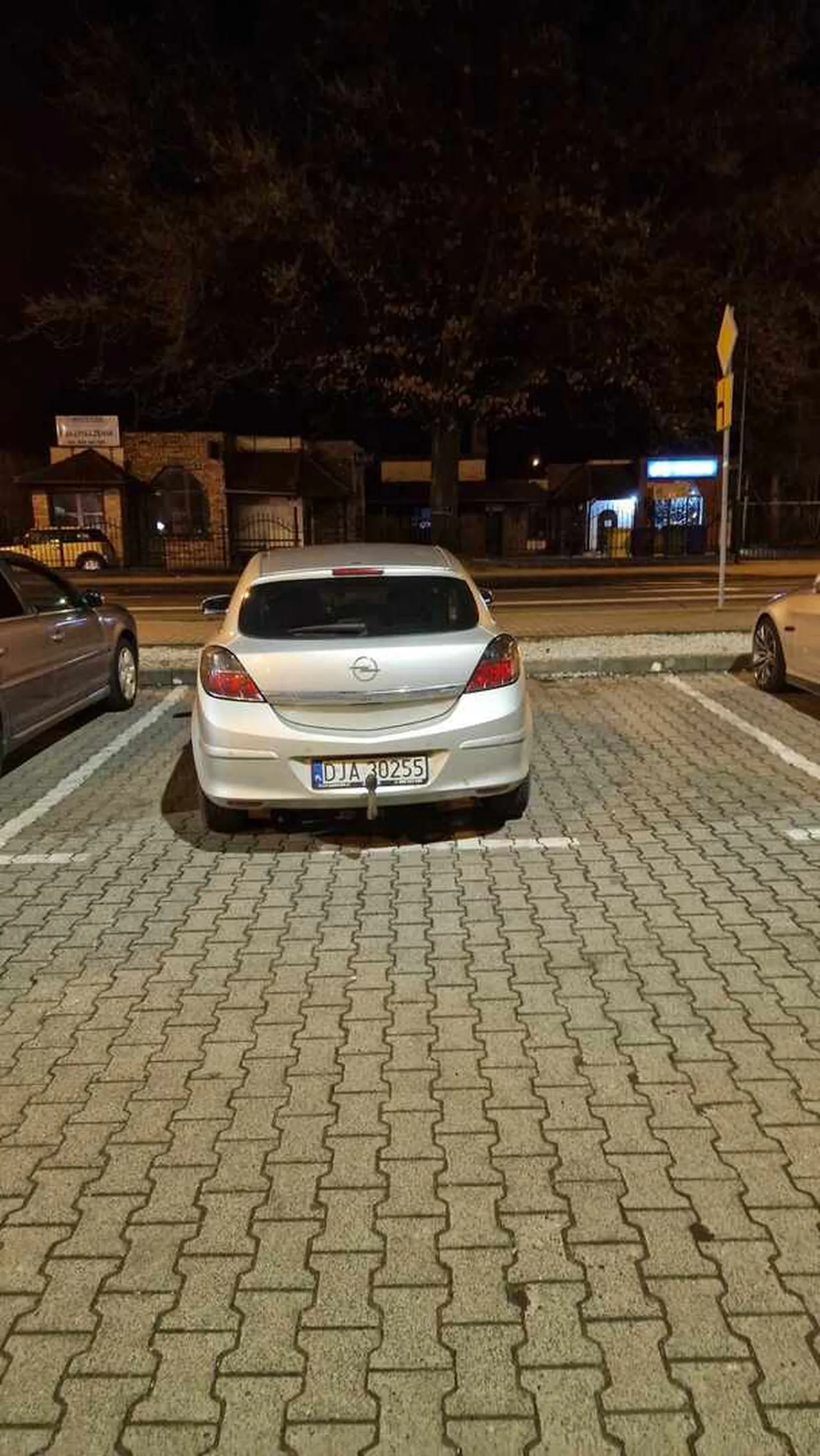 Zajebiste Parkowanie, jak nie wiem jakim cudem zdałaś/ęś prawo jazdy. Pozdro