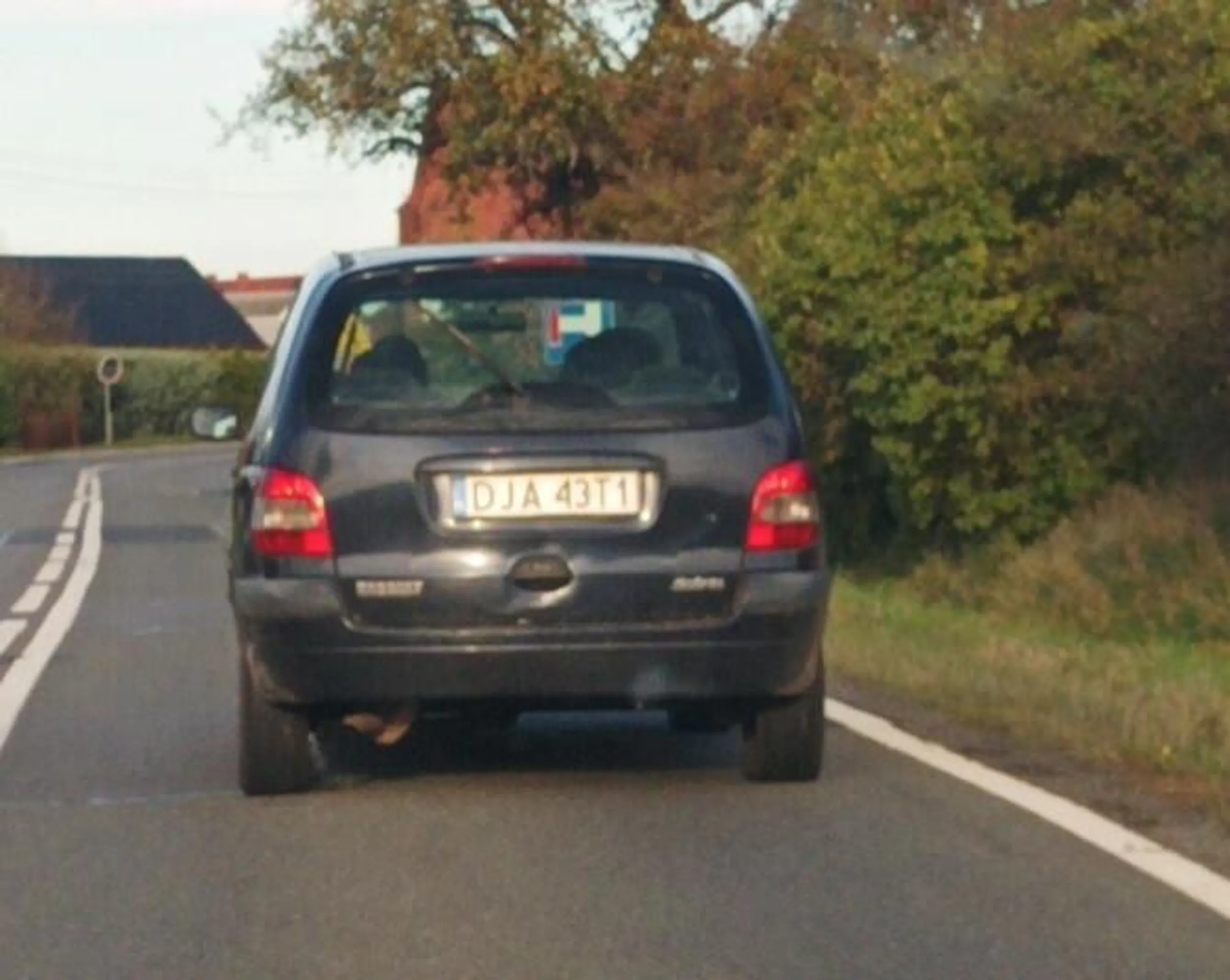 klasyczny wyjazd na droge krajowa z podporzadkowanej wymuszajac pierwszenstwo i jazda 55-65km/h (gdyby drugi pas byl pusty to bym wyprzedzil i po temacie). Ok 1 km przed zabudowanym kiedy sie zwolnil pas z naprzeciwka znacznie przyspieszyl by uniemozliwic ewentualne wyprzedzenie, a w zabudowanym znowu wlokl sie umyslnie 25-30 co chwila spogladajac w lusterko, klapa poobijana wiec robi to zapewne niepierwszy raz