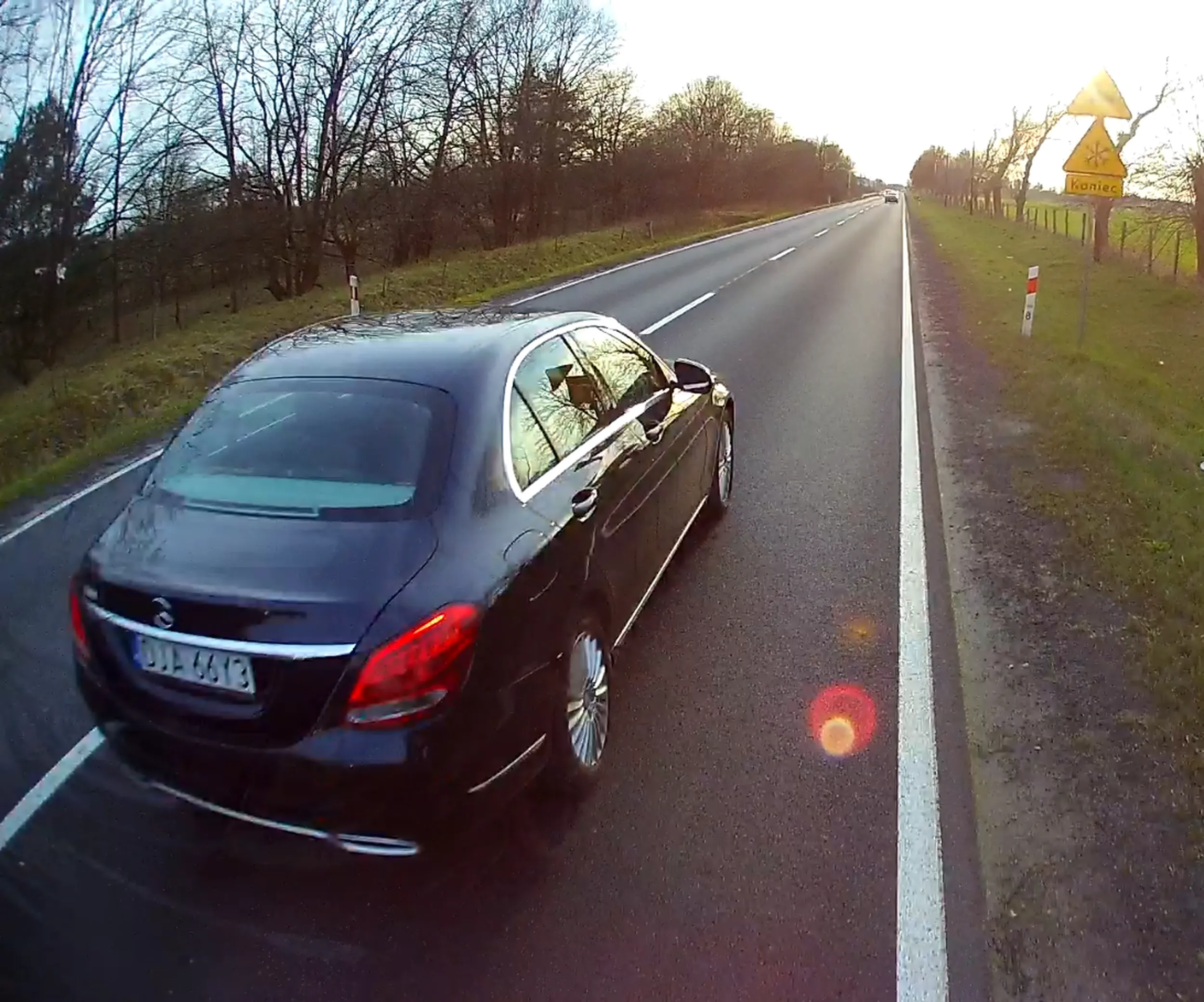 Jechałem rowerem. Ten samochód wyprzedzał mnie bez zachowania bezpiecznej odległości, na tzw. gazetę! Załączam zdjęcie (to jest z obiektywu szrokokątnego, więc nie wygląda dramatycznie, ale było stanowczo za blisko!)