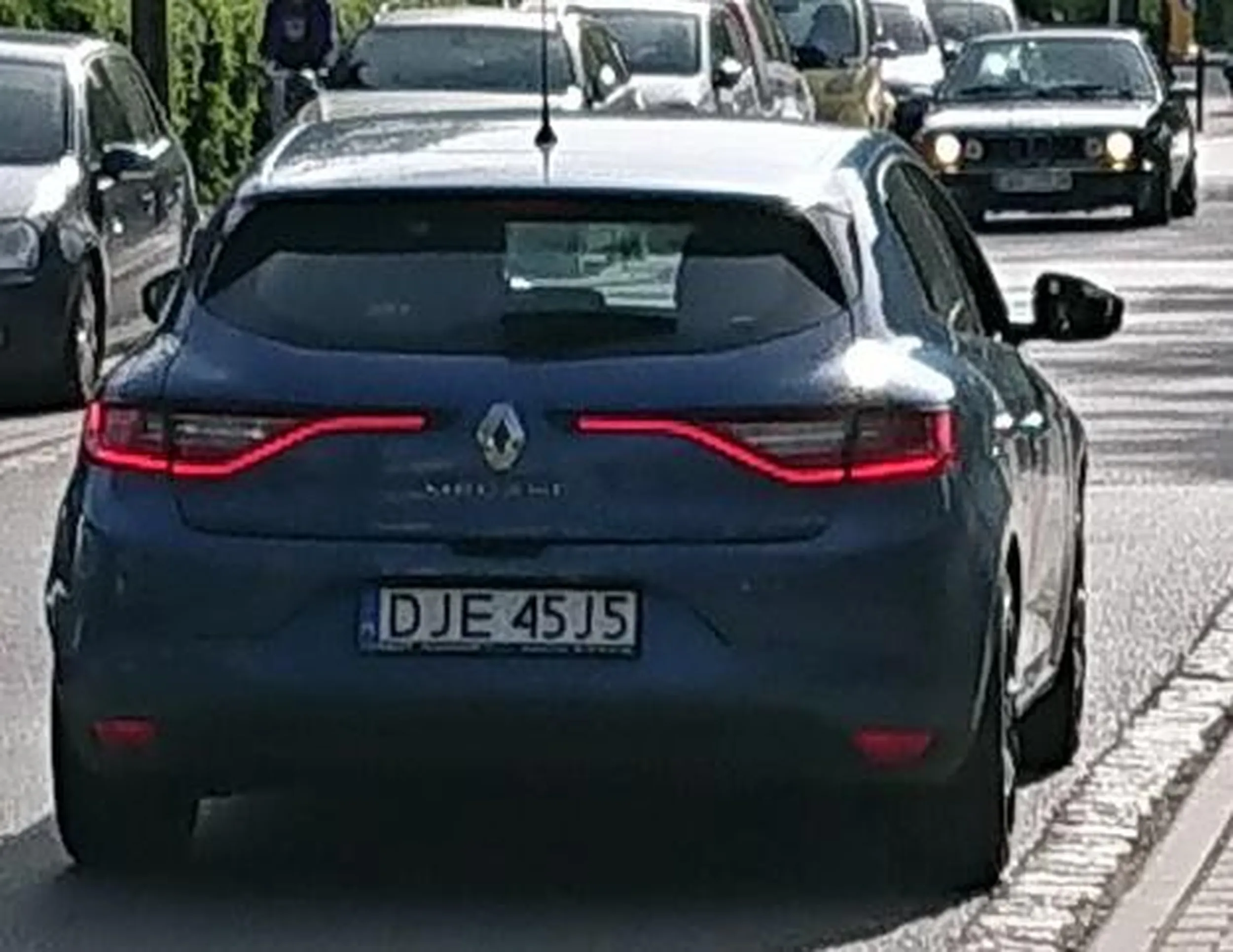 Gościu przez otwarte okno krzyczy "k**as", "k**as". Kolego - w Polsce nikt nie prześladuje gejów. Jak chcesz się z innym facetem zabawić, to po prostu podejdź i zapytaj, ok?