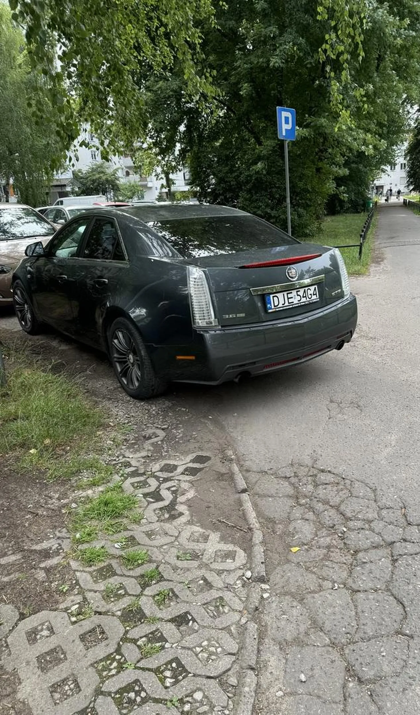 Przykład kolegi jak nie powinno się parkować - nie dość, że stoi za znakiem „Koniec Parkingu” to bezczelnie blokuje wyjazd z parkingu. Serdecznie pozdrawiam środkowym palcem ?