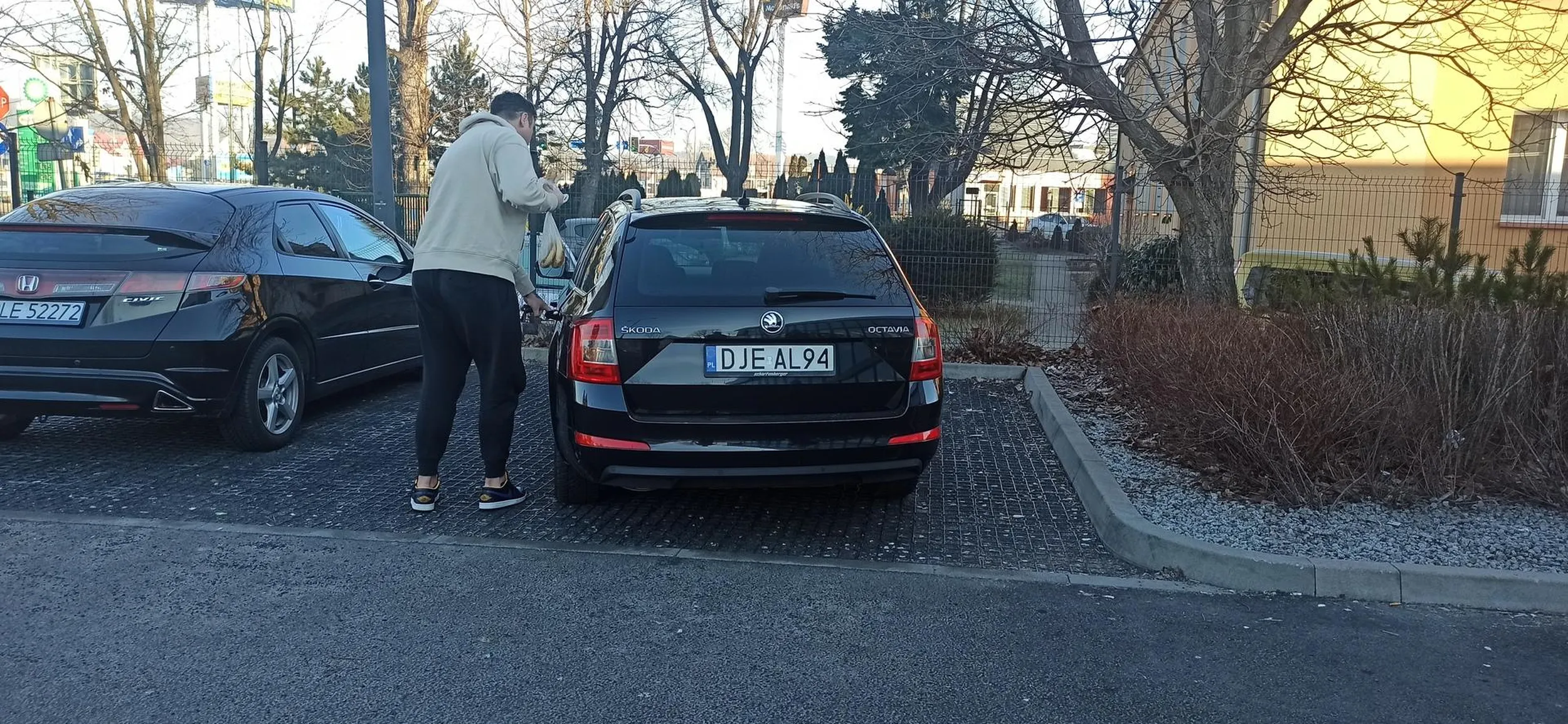 większego WARIATA na drodze nie widziałem nigdy!!!1! wyprzedza pieszych na przejściach dla pieszych, sam widziałem jak potrącił 2 zające jadąc na górę szybowcową. O jego zdolnościach parkowania nie będę pisał nic bo brakuje na to słów.