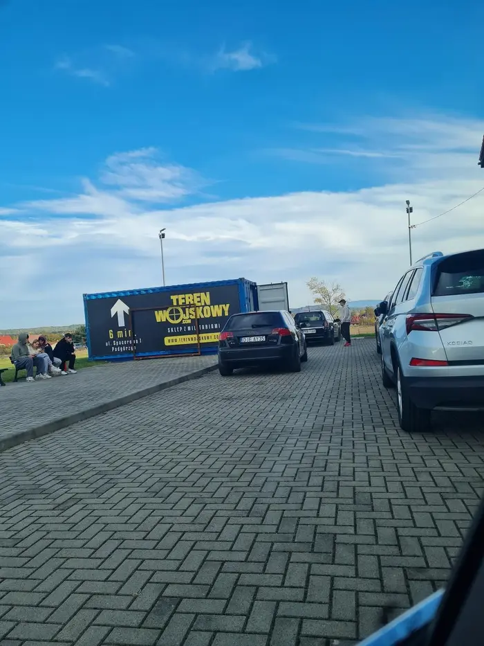 No ja kierowcy nie pozdrawiam, się nauczy parkować nie myśląc tylko o swoim zadzie. Rozumiem, że sraudi zobowiązuje, ale blokować komuś wyjazd .... brawo