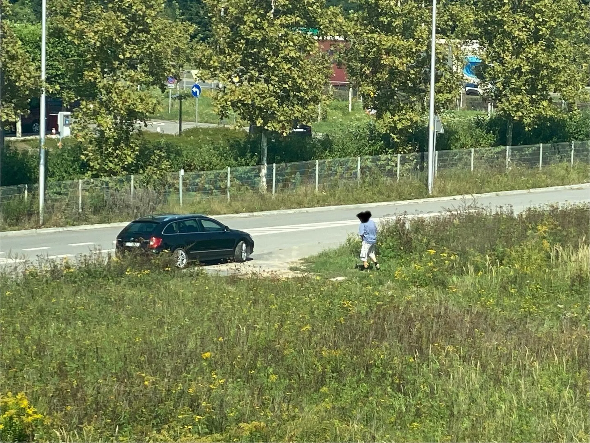 Szczanie na polanie. Tym bardziej że 100 metrów od stacji Orlen, gdzie można umyć ręce a nie wycierać rąk w kierownicę.