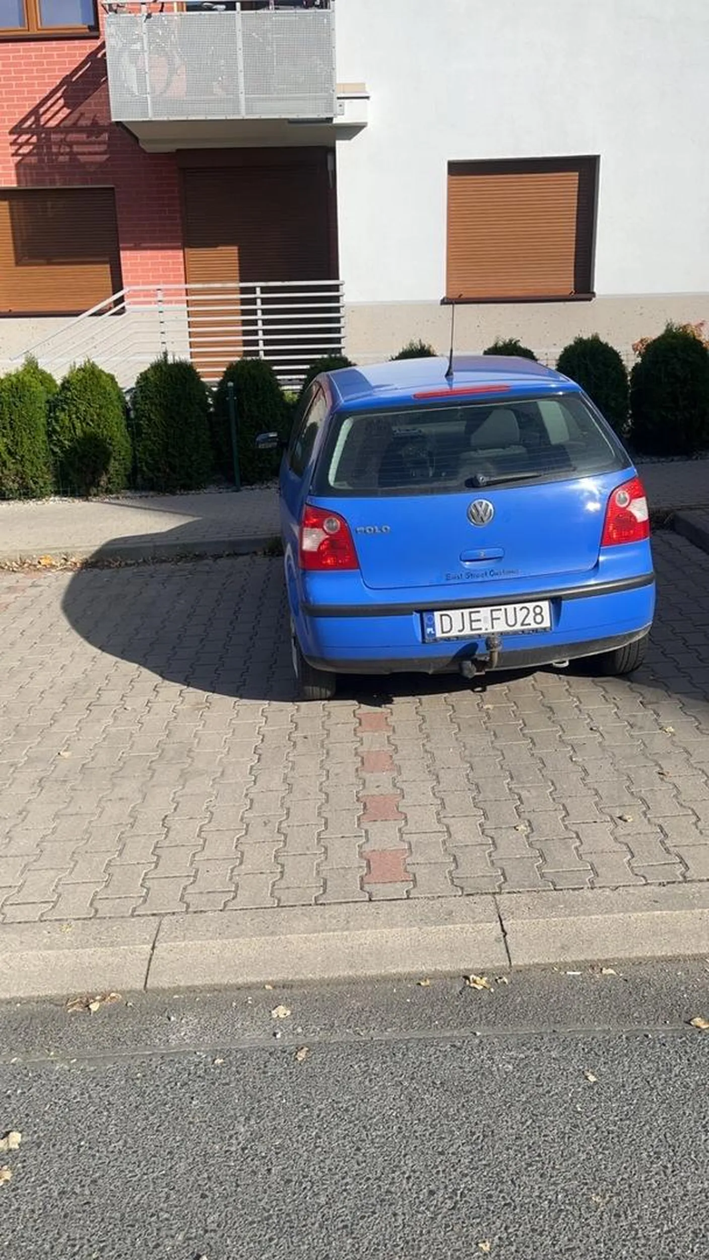 Ten pojazd codziennie parkuje tak pod moim blokiem uniemożliwiając parkowanie kierowcom gdy parking jest zapchany, chce to zgłosić bo ten pojazd parkuje tak dzien w dzien