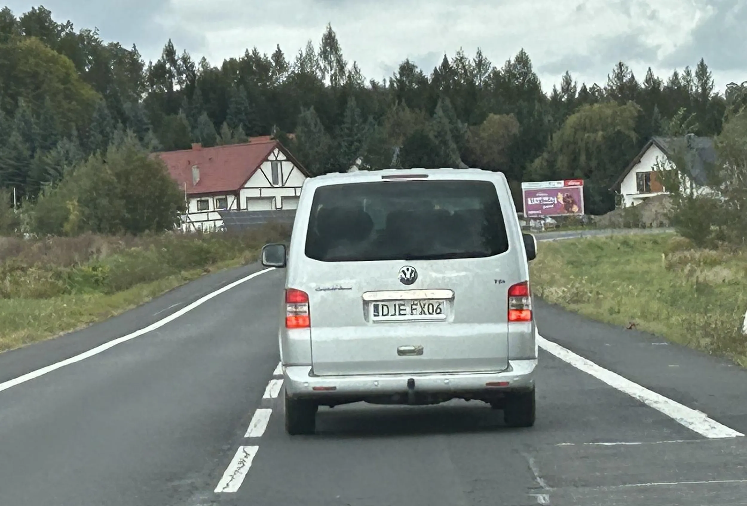 Wariat wyprzeda z prawej strony, mało nie zepchnął mnie z drogi.