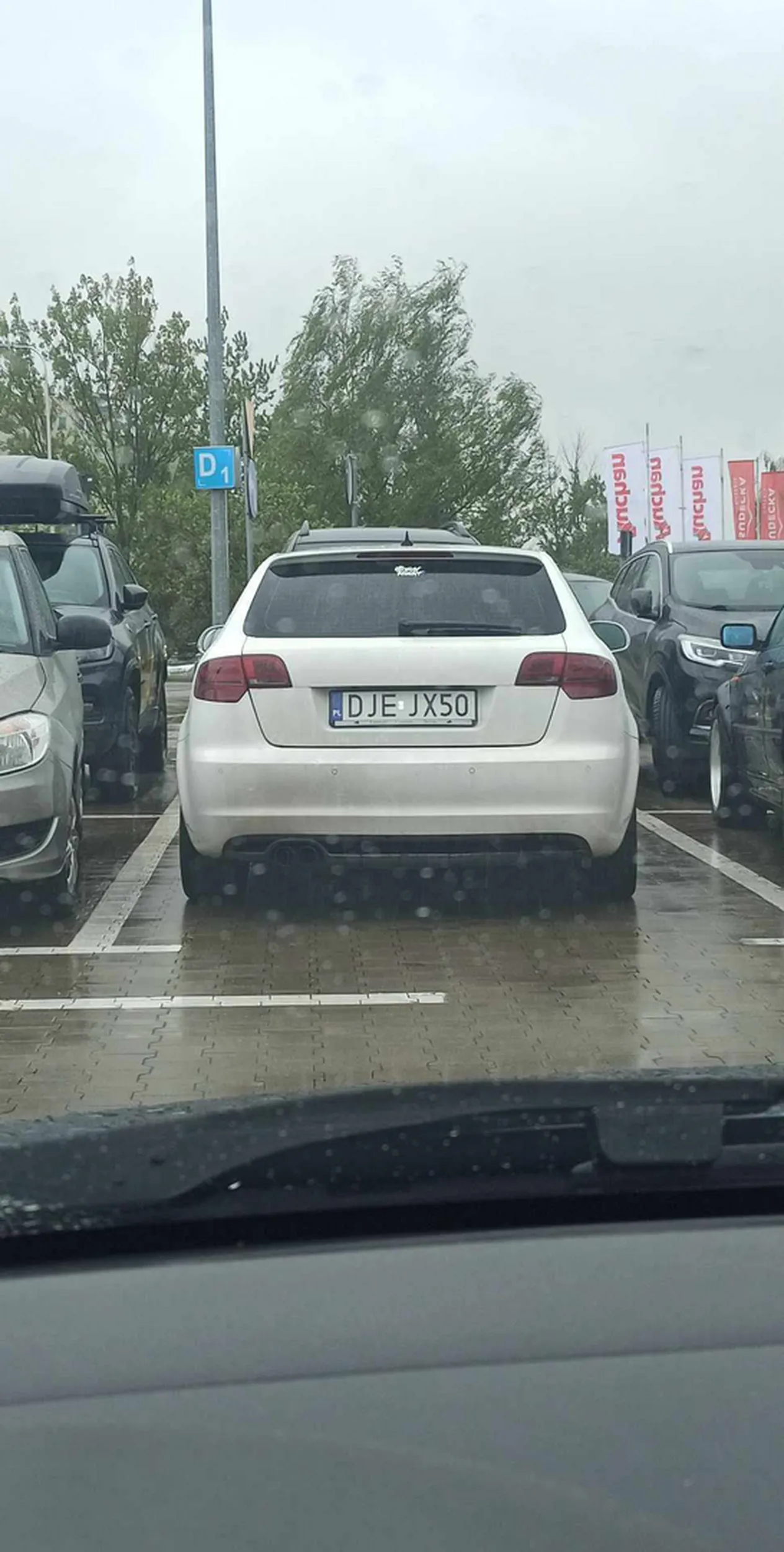 Brudasy wyrzucają pod siebie papierki na parkingu