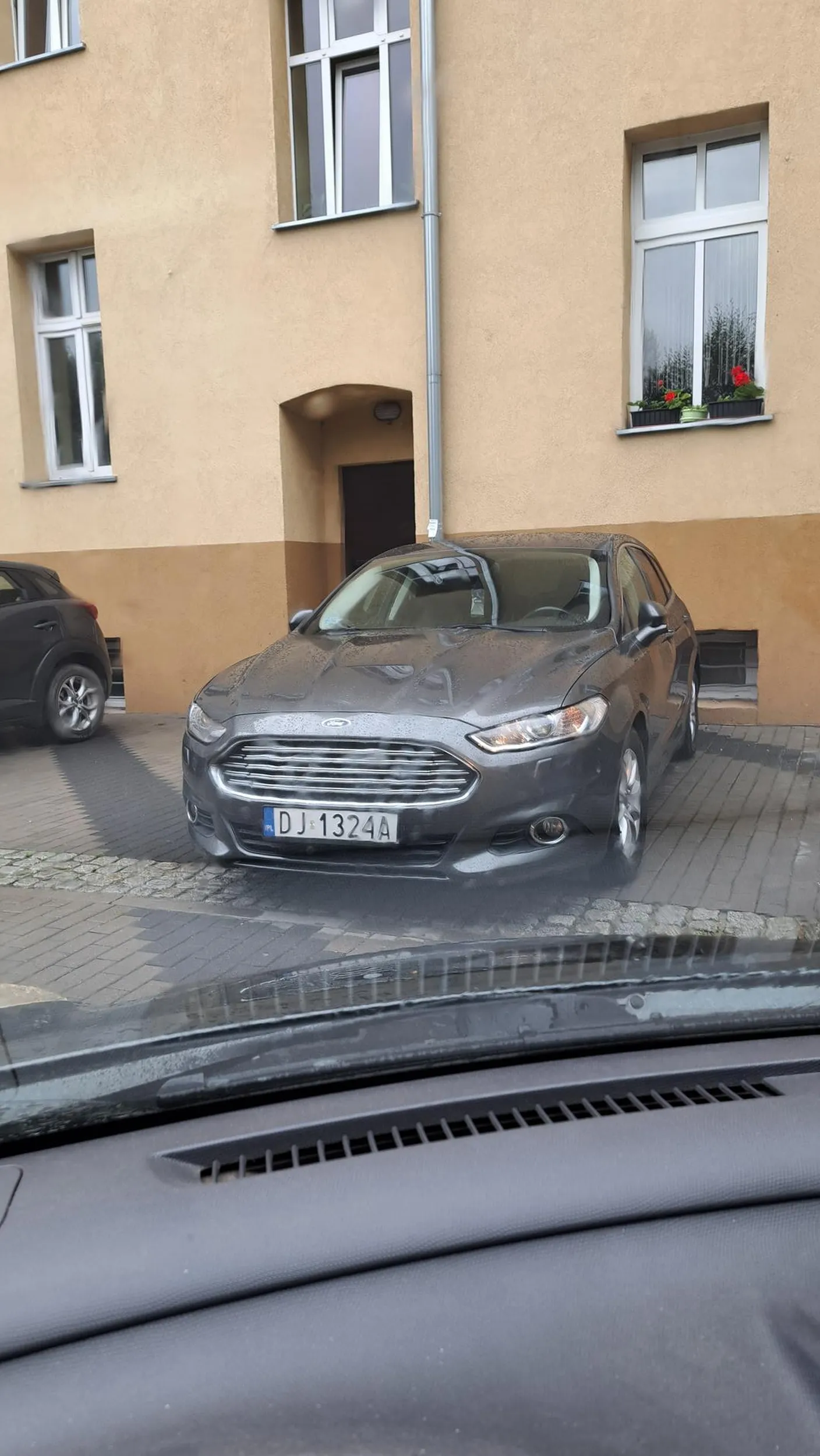 menda w mondeo niedość że przyparkował i sobie i mi tak blisko że musiałem wchodzić drzwiami od strony pasażera, a na lewo miał sporo miejca od drzwi do klatki