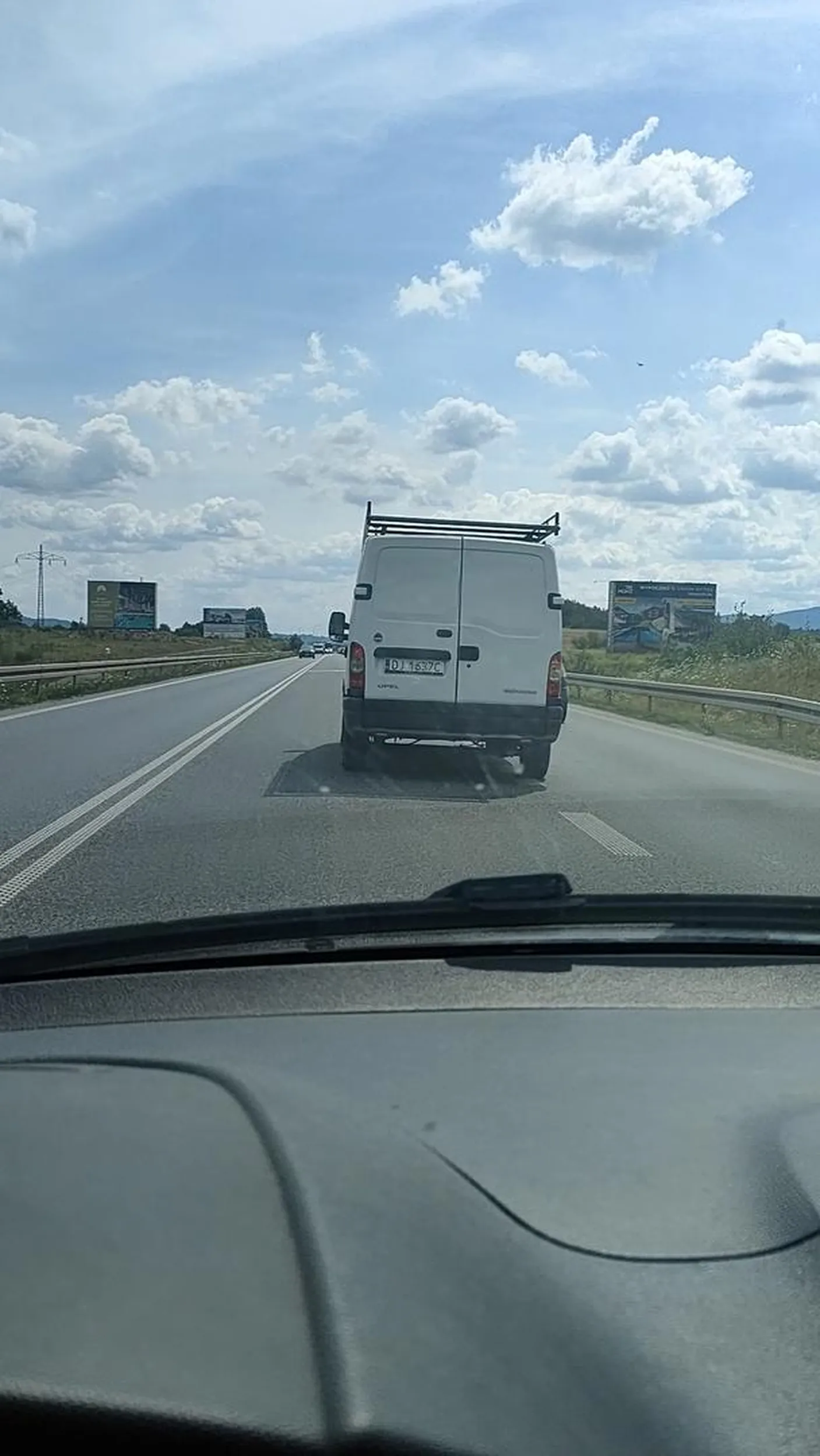 Potężny szeryf, wódz drogi. Proponuję edukację na temat jazdy na suwak.