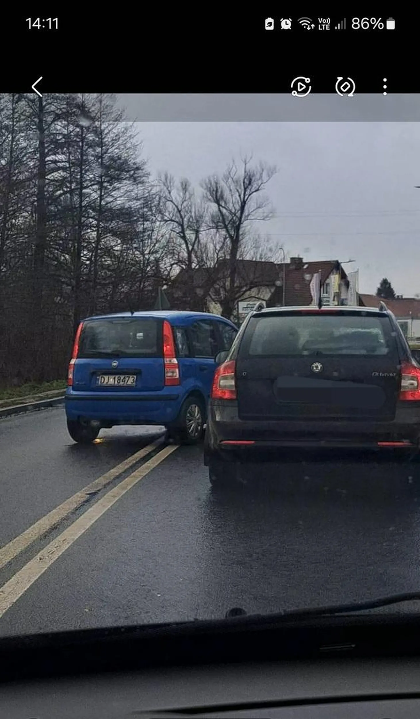 Bardzo agresywny kierowca 15.12 na ulicy Ogińskiego w Jeleniej Górze wysiadł na środku ulicy ze swojego auta i siłą próbował otworzyć drzwi innego auta wykrzykując i ostro gestykulując do kierowcy. Nawet jeśli tamten zawinił, agresja nie adekwatna do sytuacji. Stworzona niebezpieczna sytuacja na jezdni dla innych uczestników ruchu.