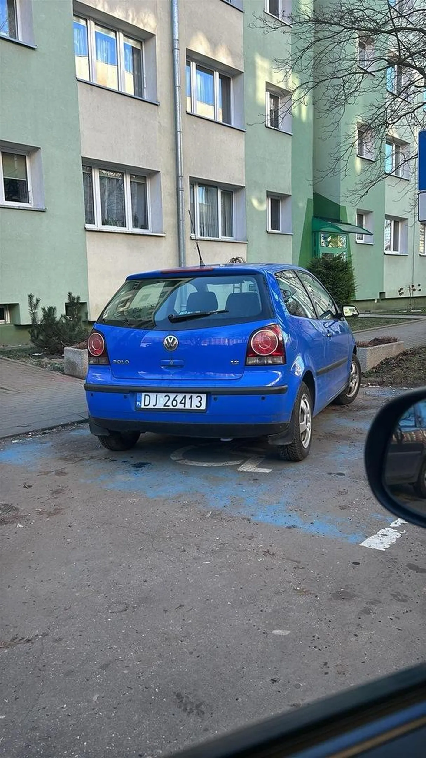 Te miejsca są tylko dla osób z kartą, jeśli takowej nie masz to nie stawaj, a nie blokujesz potrzebującym miejsce