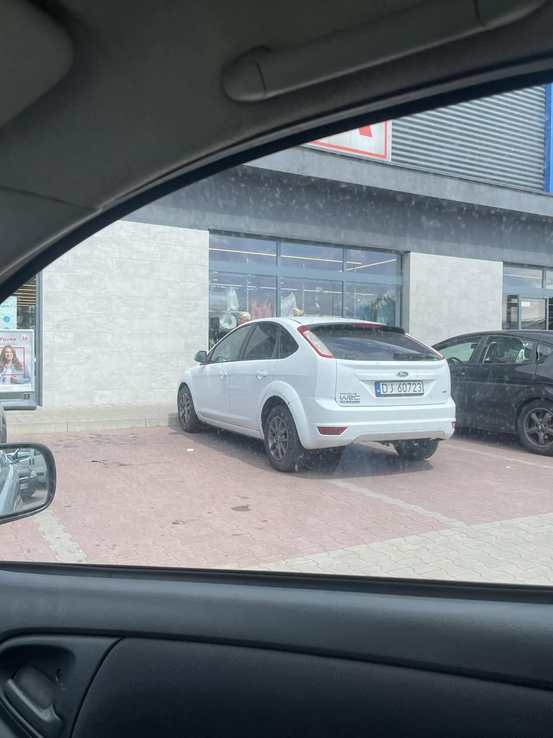 To ze mam mały samochód nie oznacza że musi mi Pan/Pani go zastawiać tak że musiałam wychodzić bagażnikiem, w ramach podziękowania naplułam na szybę;)