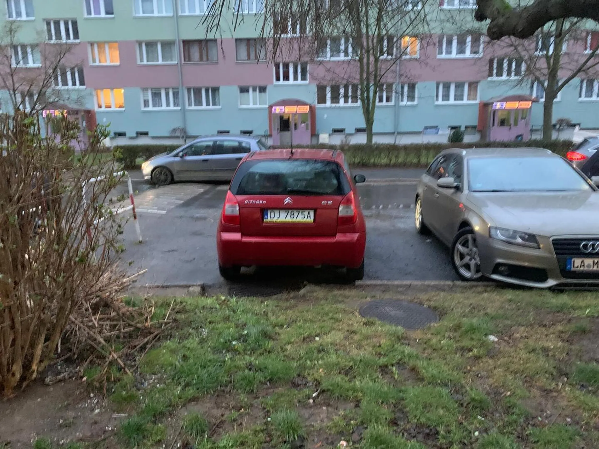 Bezmyślne zajęcie dwóch miejsc parkingowych.