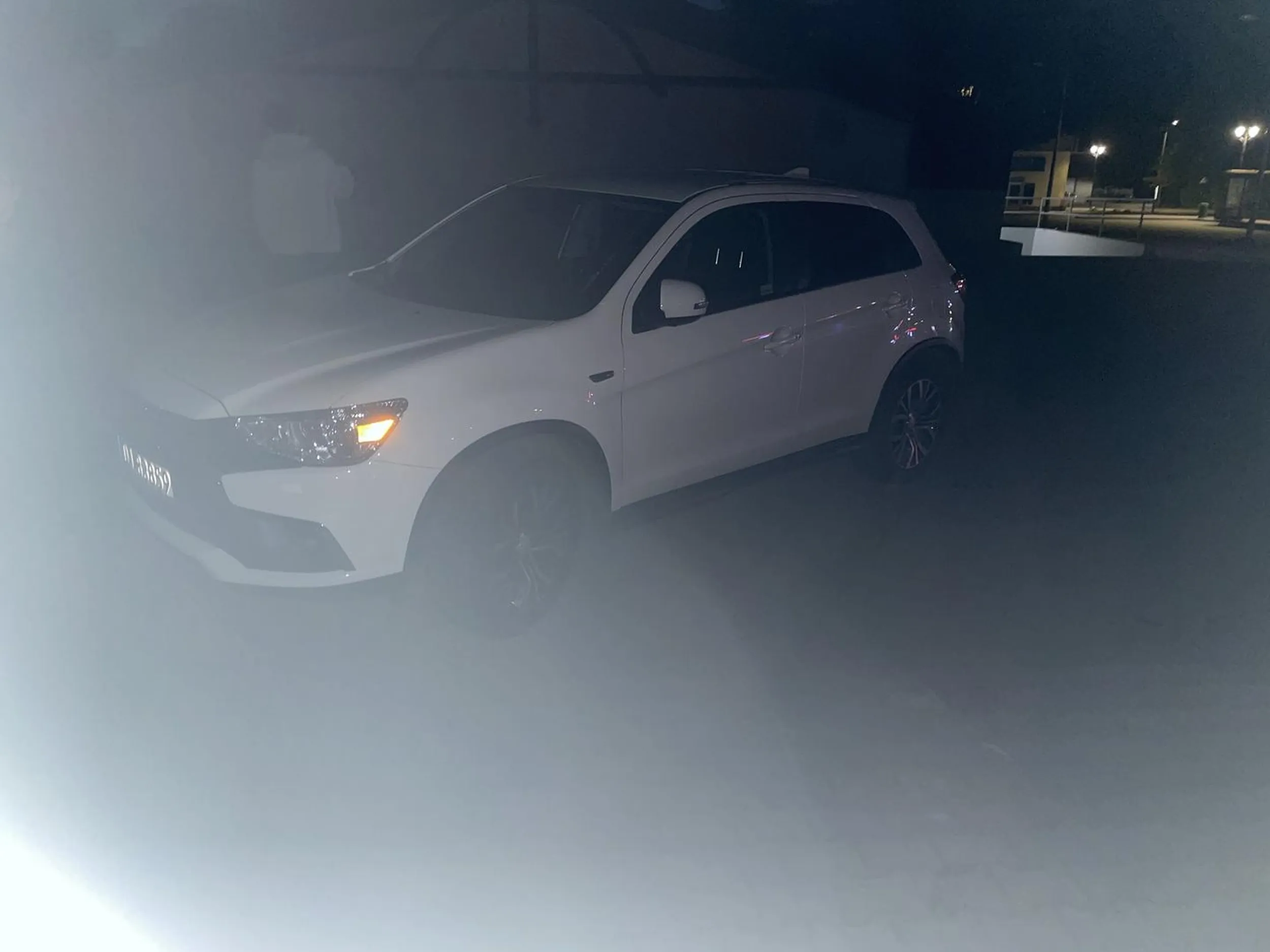 Pani blondynka zaparkowała na 2 miejscach i jeszcze na drodze przejazdu. Spaliła sprzęgło i prawie rozjechała pieszych idących do swoich aut