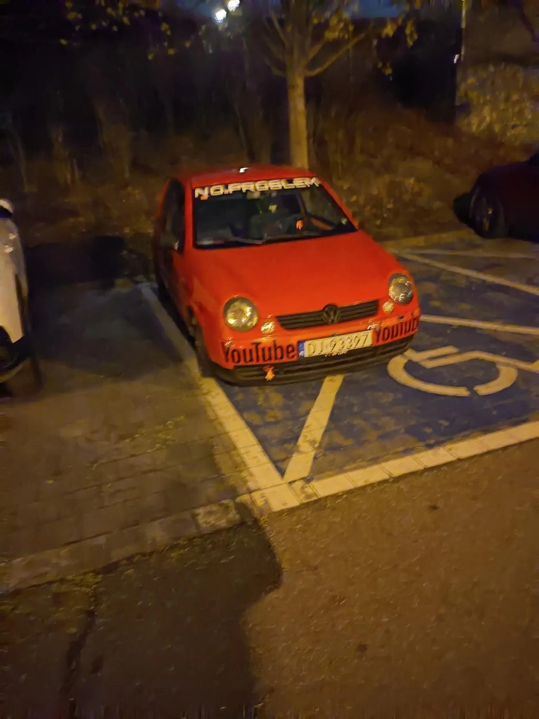 Halasuje i pedzi po miescie ale na basenie zajmuje parking dla niepelnosprawnych.
