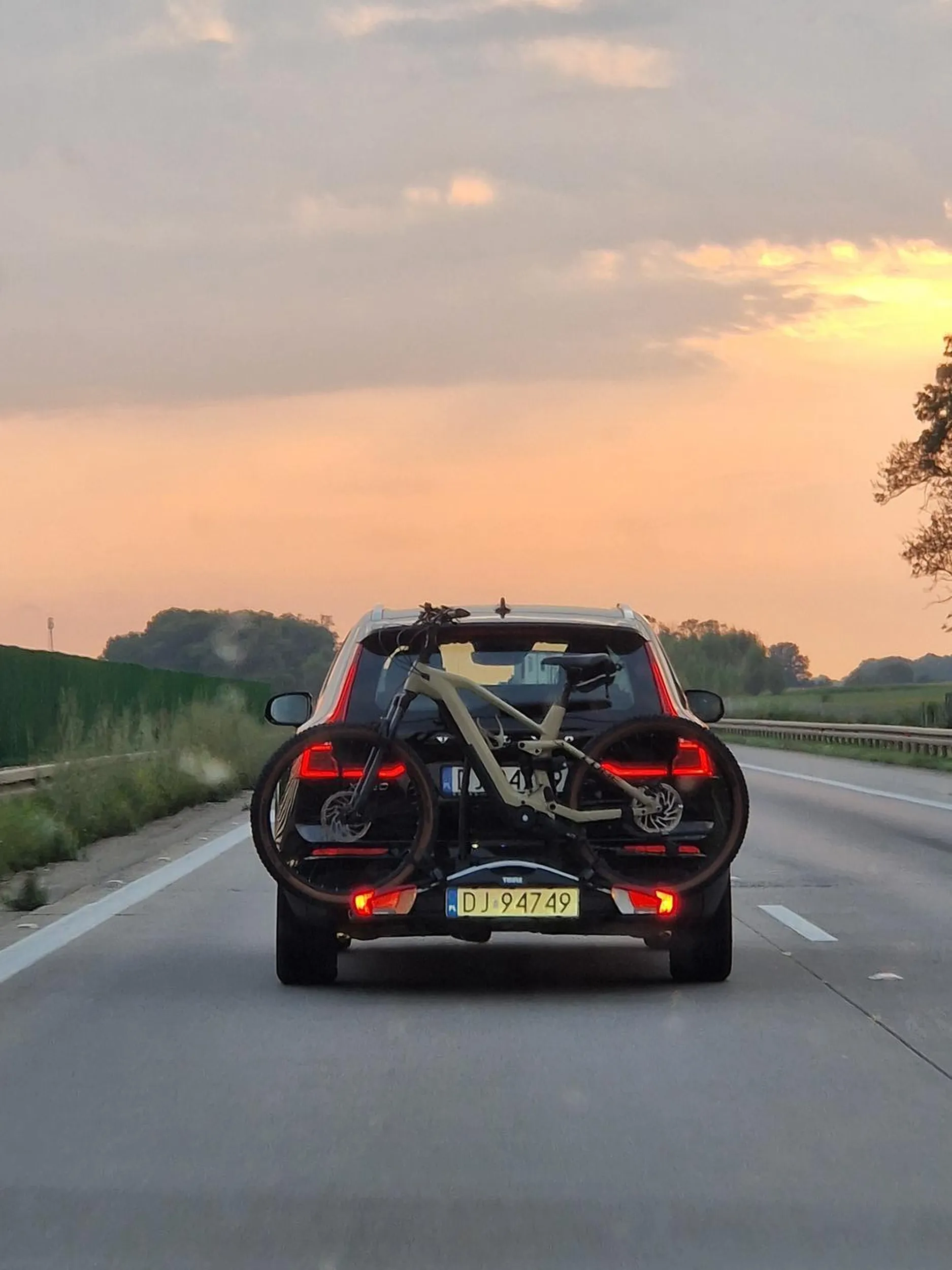 Uwaga. Pirat jedzie z rowerami ponad 160km/h. Rowery latają jakby miały spaść. Wyprzedza pasem awaryjnym, cofa korytarzem życia. Ignoruje linię ciągłą oraz czerwoną sygnalizację świetlną. Prawdopodobnie pijany. Od razu sugeruję dzwonić zapobiegawczo 112 celem kontroli tego człowieka.