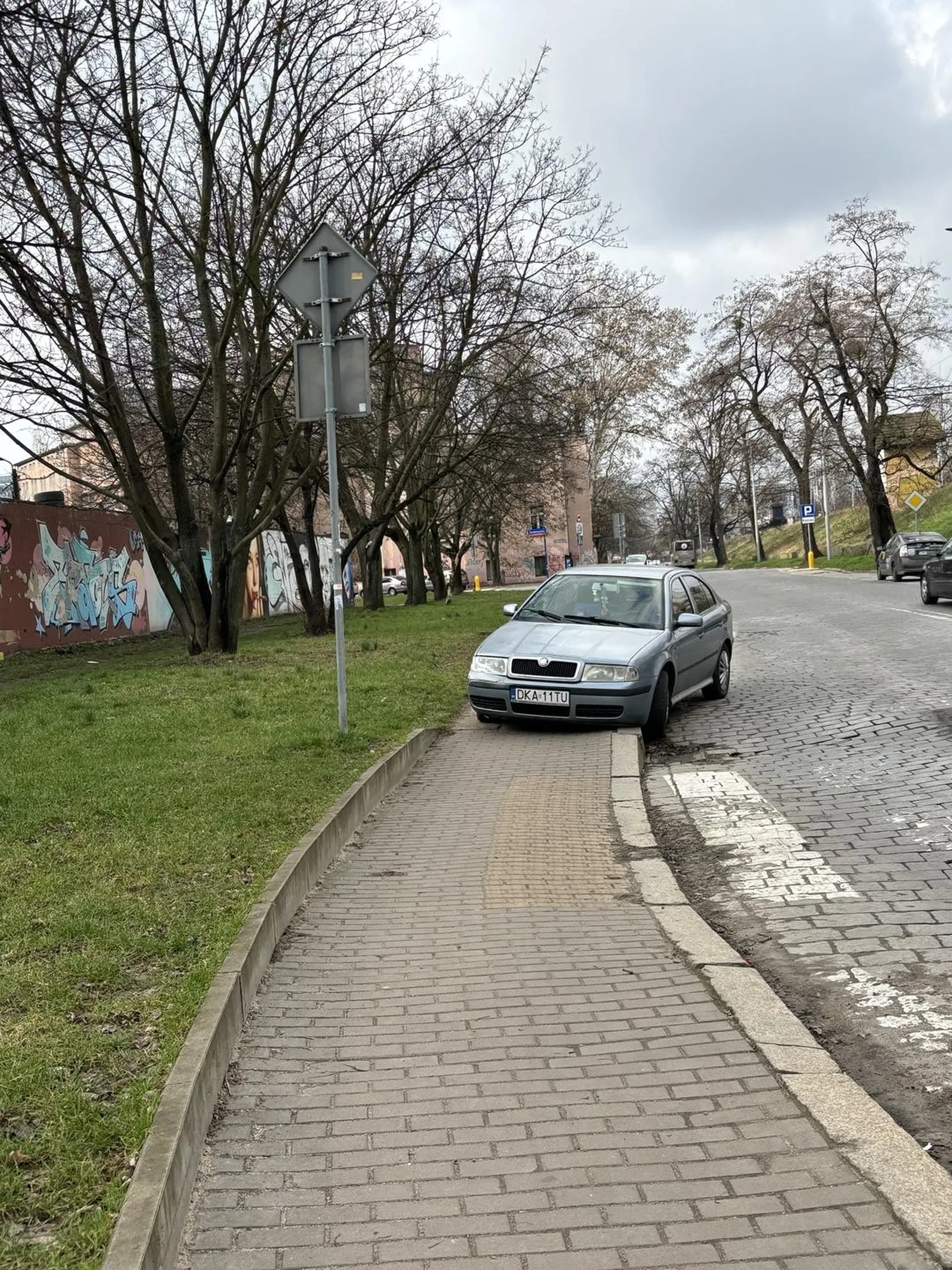 Ewidentnie jest zostawione tyle miejsca że da się bez problemu przejść obok