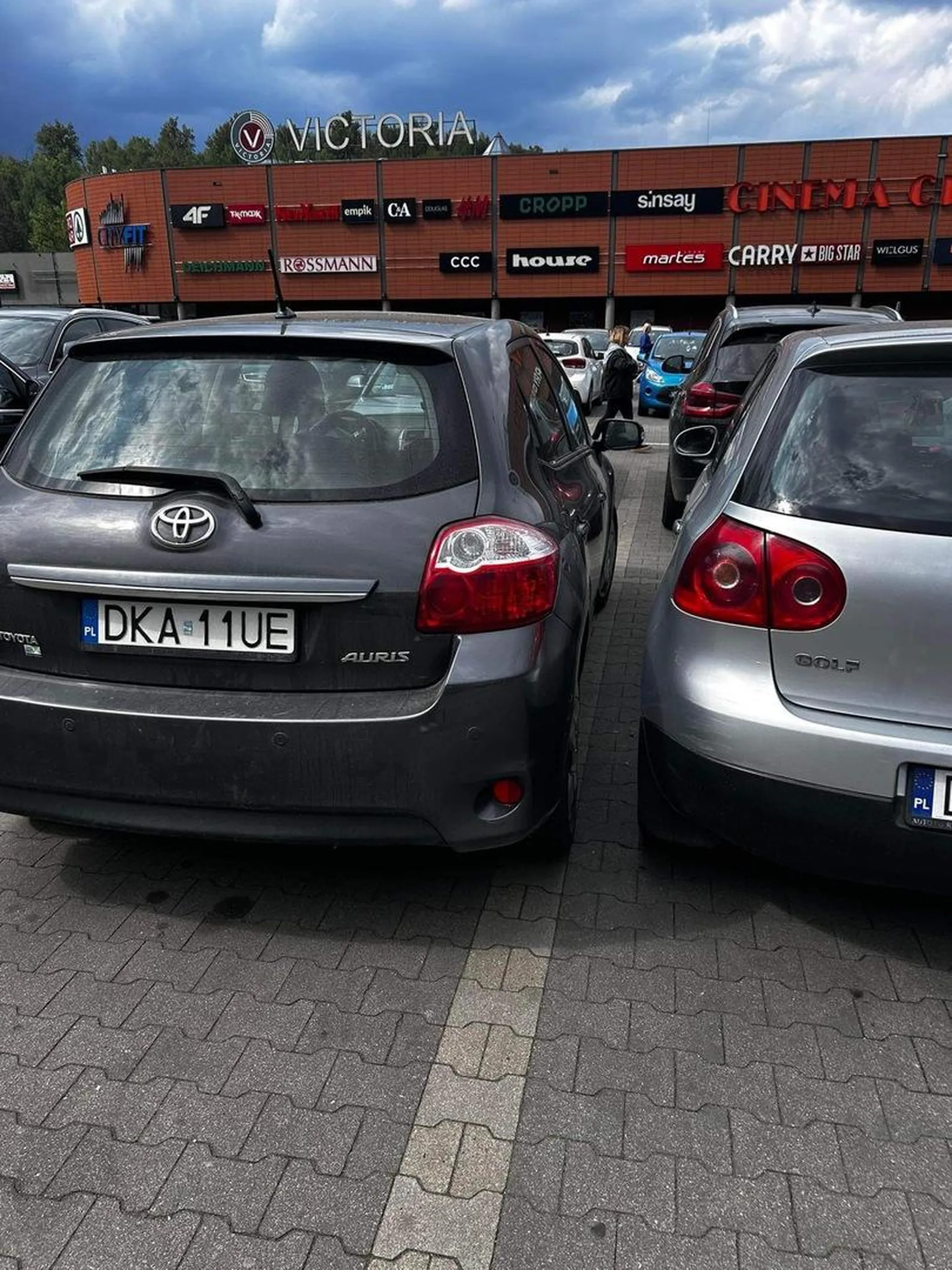 Niewychowana rura chciała zająć miejsce parkingowe, w które już wjeżdżałem jako pierwszy po czym oburzona stanęła tak, że nie mogłem wyjść z auta, wylazła z toyotki i pukała mi w szybę kluczem uśmiechając się szyderczo, życzę jak najgorzej ;)