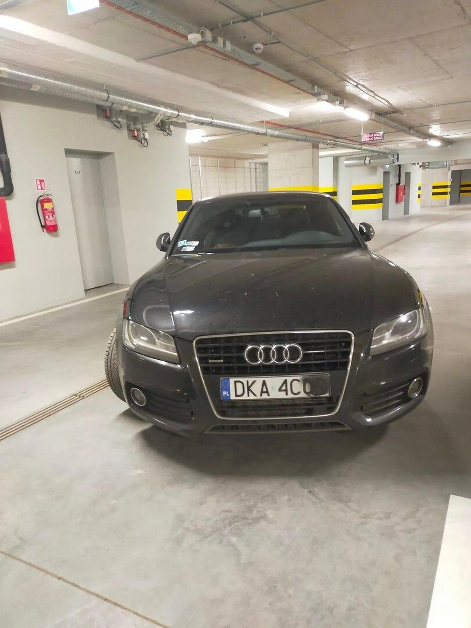 zastawił wjazd, z tyłu brak tablicy a z przodu część sobie zamalował cwaniaczek!!!