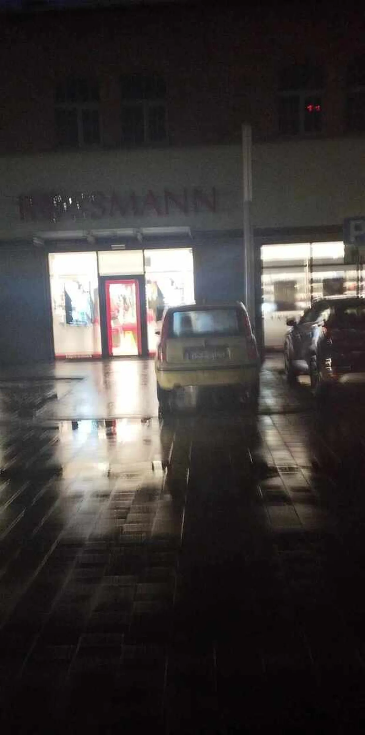 Kolega chyba nie wie że nie można stawać na przejściu dla pieszych