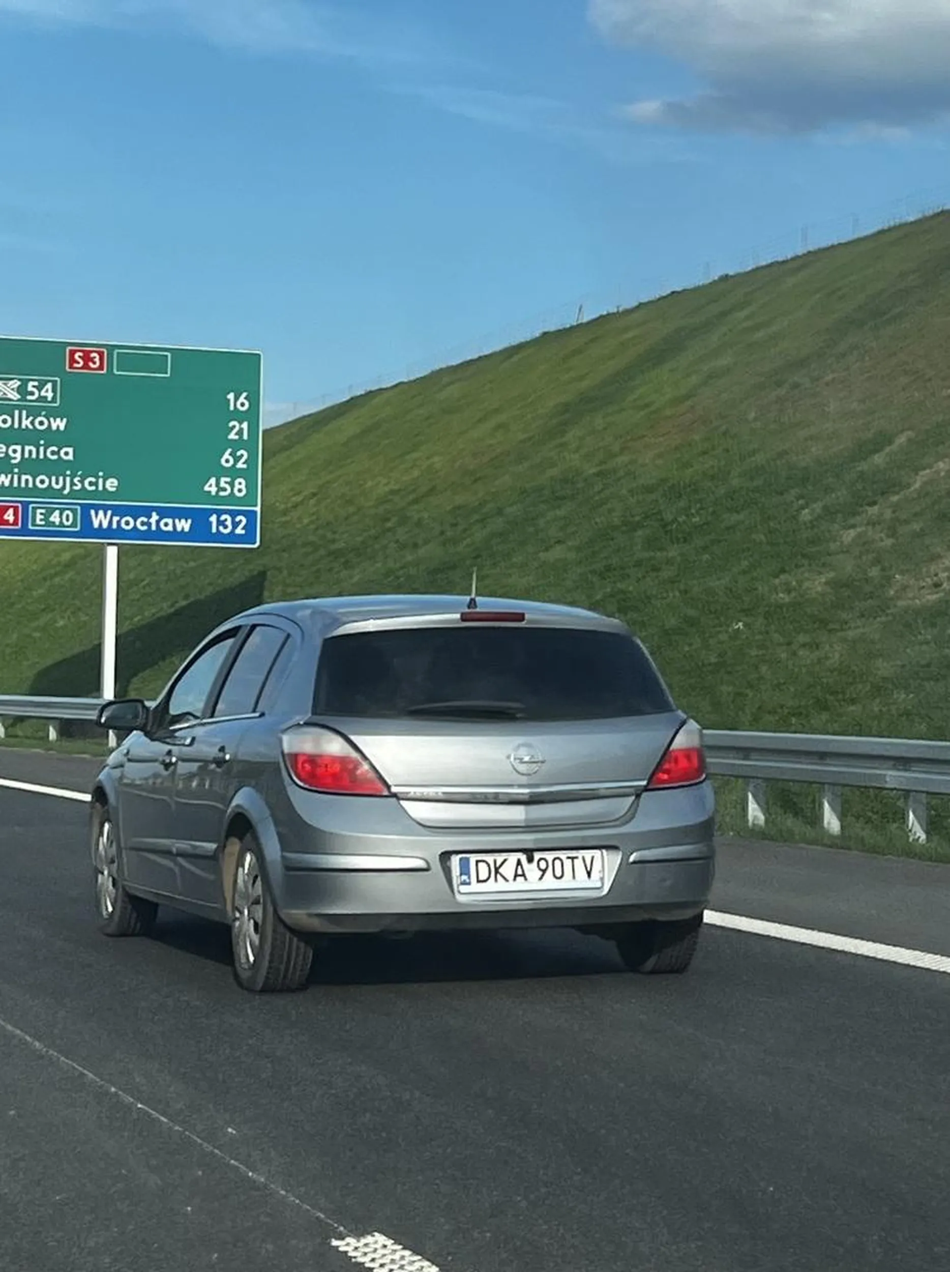 Dziad jechał na A4 pod prąd! Zawracał przed maską mojego samochodu.