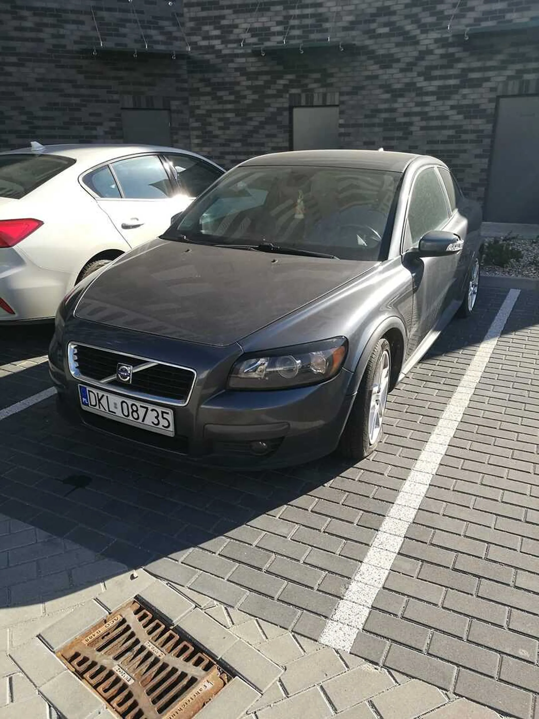 zostawił wrak na kilka msc na parkingu