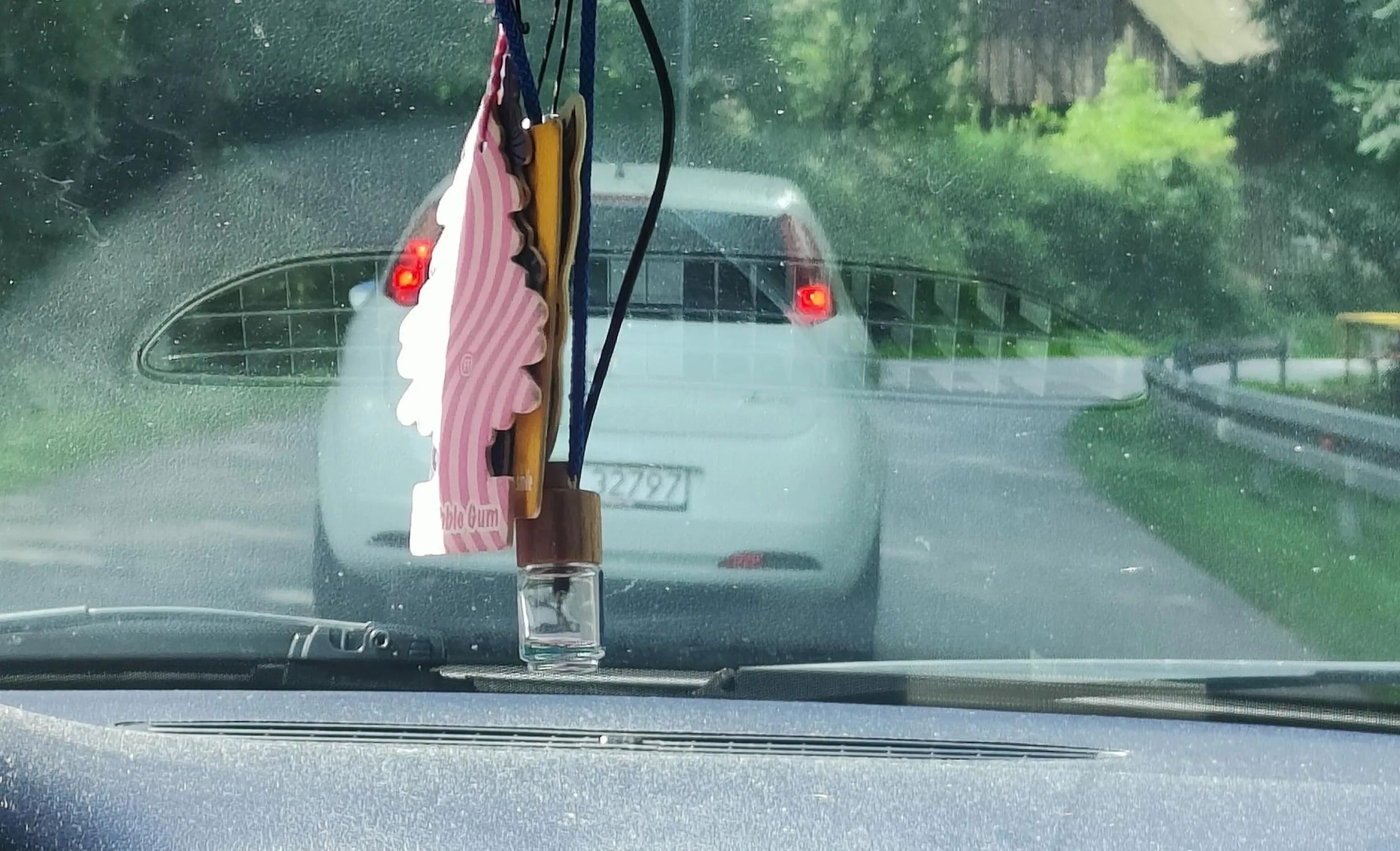 Jedzie środkiem 30/km trąbienie nie pomaga, zalecam ponowne wysłanie na zdanie prawa jazdy