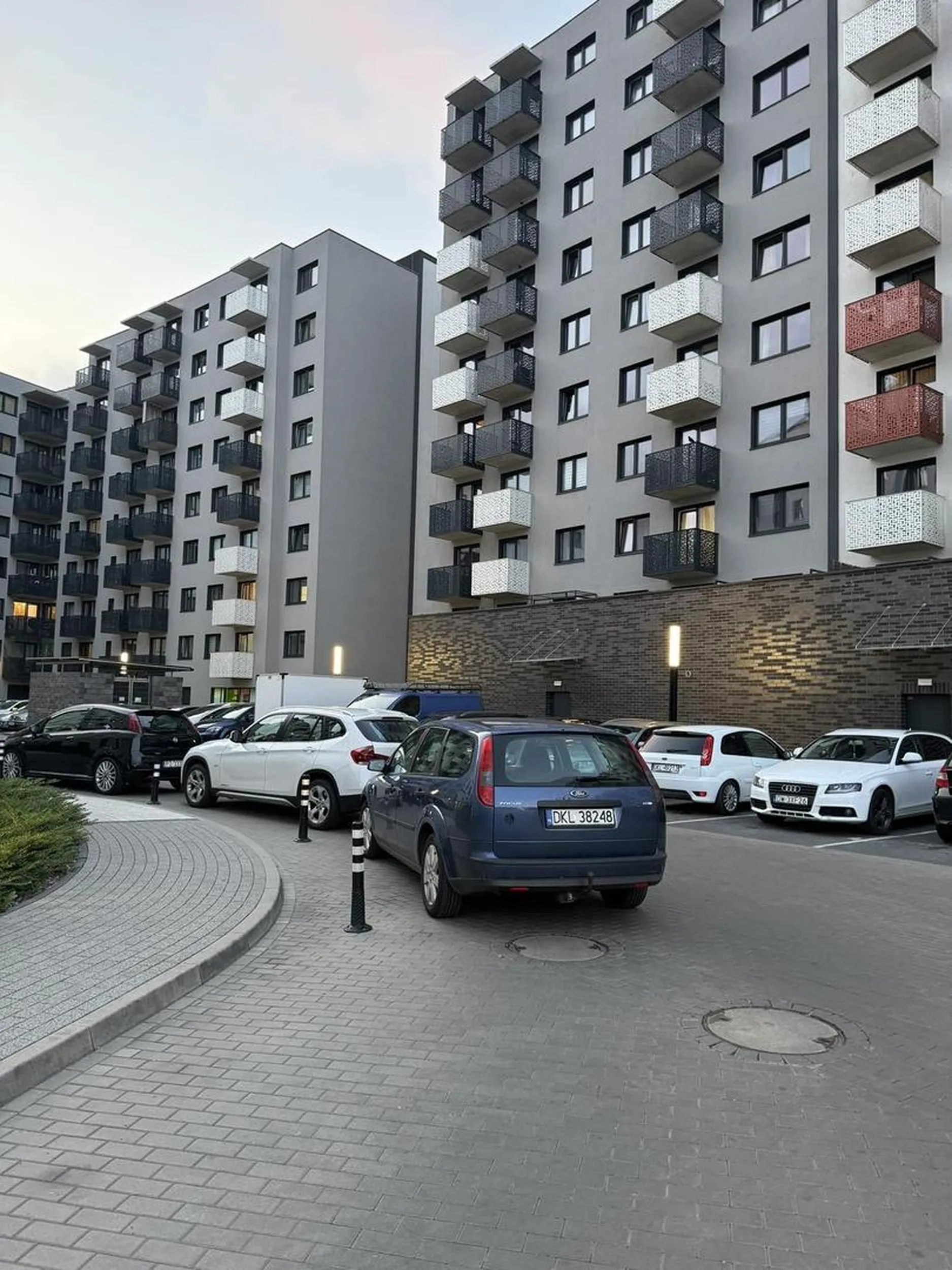 Blokuje wjazd do garażu.