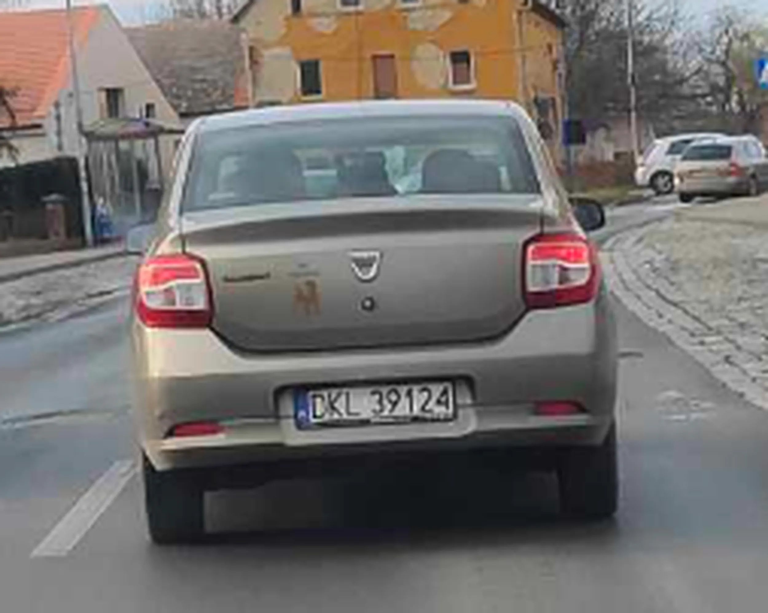 DeKieL; jeździ zygzakiem 20-30km/h sprawiając zagrożenie, co chwile zwalnia do 10km/h (teren zabudowany 50km/h, nie ma możliwości wyprzedzić) na zwracanie uwagi reaguje totalnym zatrzymaniem auta i pokazywaniem palca, cham