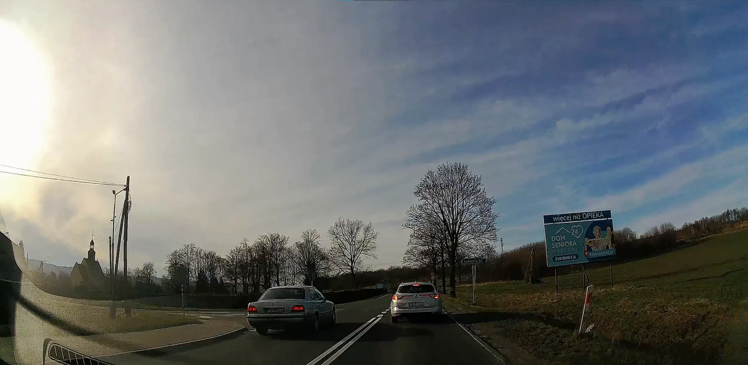 Wyprzedza w terenie zabudowanym na wsi samochody przez przejście na pieszych, skrzyżowanie i na podwójnej ciągłej jadąc stówę podczas gdy na tym skrzyżowaniu właśnie skręcał w lewo samochód osobowy. Niemal nie zabiłeś kierowcy swoją brawurową jazdą. Za niedługo zobaczysz swoje nagranie na kanale STOP CHAM. Odpuść brawurową jazdę zanim kogoś zabijesz, bo nie imponujesz tym swojej koleżance którą wtedy woziłeś. Na pewno byś jej nie zaimponował gdyby ona wylądowała w szpitalu i stawiła się jako świadek w sądzie przez Twoją lekkomyślność.