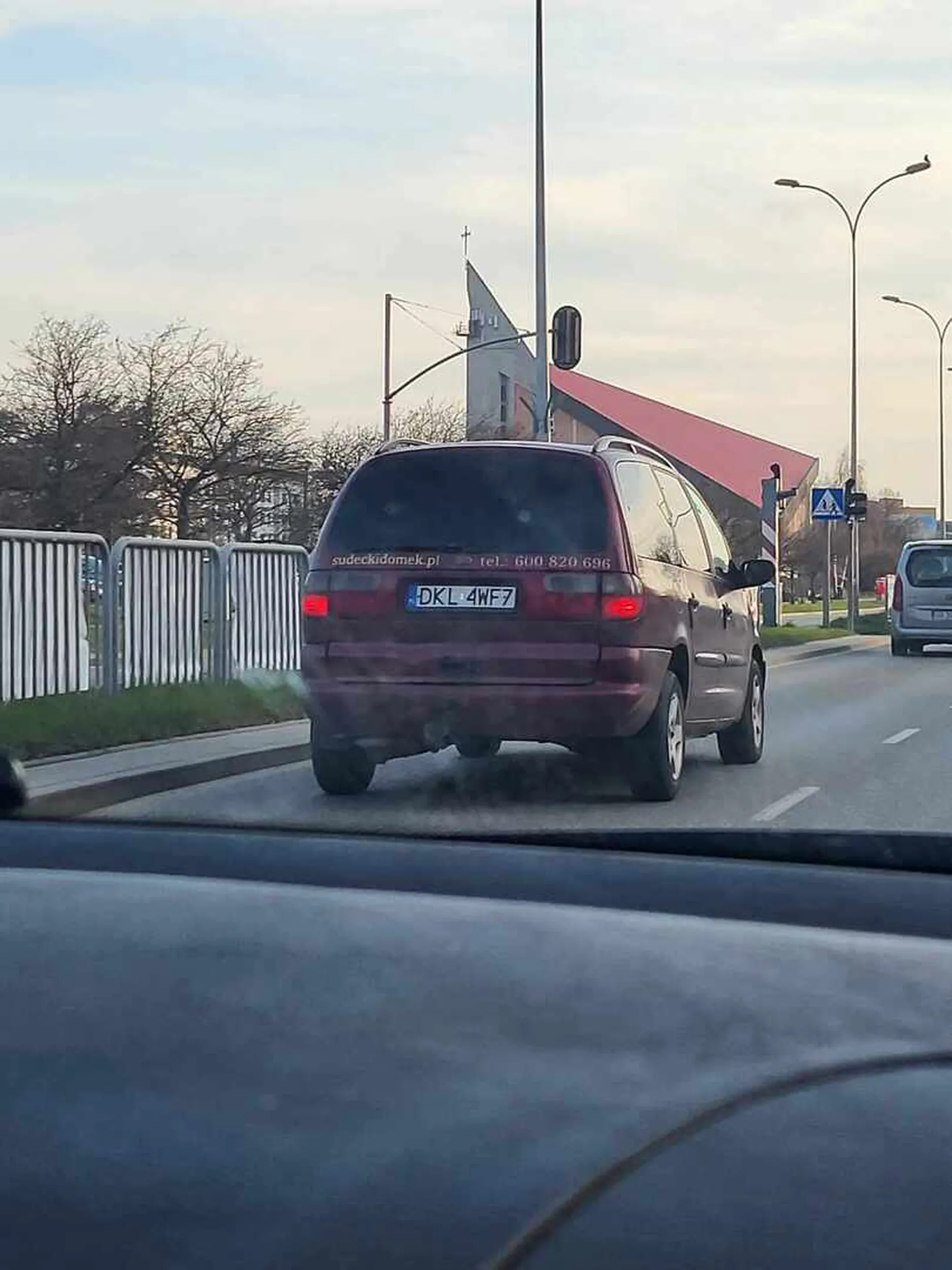 Kierowca nie umie prowadzić tak dużego samochodu. Wymusza pierwszeństwo i powoduje zagrożenie na drodze. Wyprzedza oraz wymija bez kierunku, prosze uważać na tego kierowce. PS auto ma więcej rdzy niż kierowca na głowie