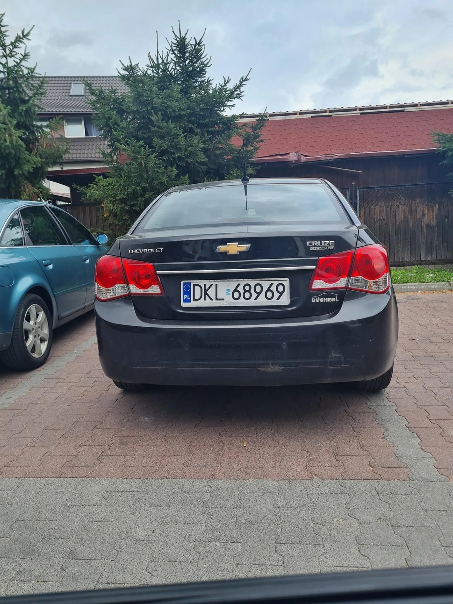 Pan nie widzi pieszych na parkingu. Omal nie potrącił mnie z wózkiem chcąc zaparkować, jakbym miała mu miejsce zająć. Nie pozdrawiam.