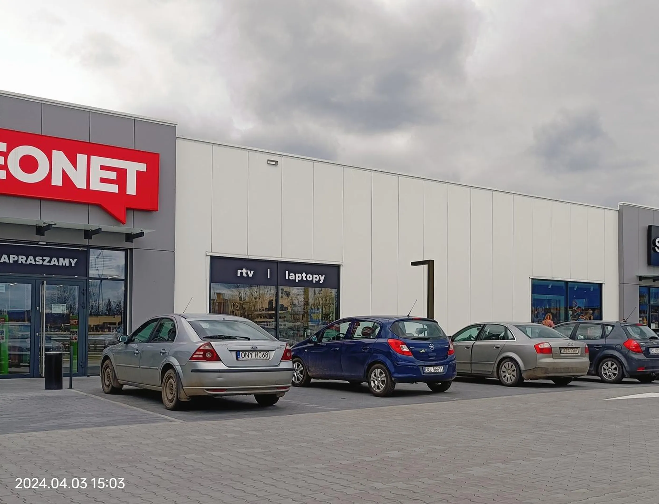 Tak podjechał i bezczelnie zostawił, nie ma przypadku, prostak