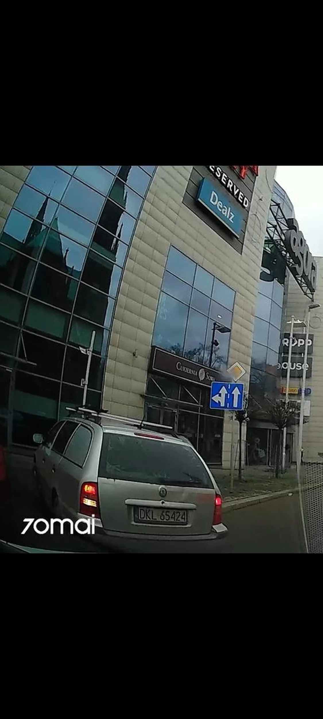 Uwaga na tego brodatego pajaca,wykonując manewr cofania na główną drogę ma za nic innych uczestników ruchu drogowego,po zwróceniu uwagi stwierdza "ja nic nie widziałem". Auto to srebrna Škoda Octavia mk1 Tak apropo to światła przód do regulacji bo każde swieci jak chce.