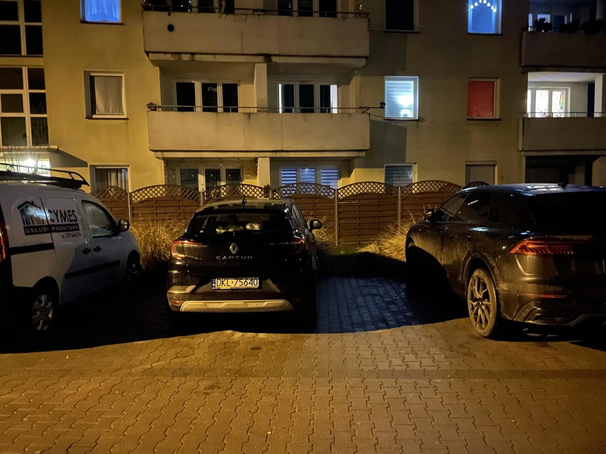 Parkuje jakby mial prywatny parking. Inni niech szukaja miejsca w krzakach za blokiem.