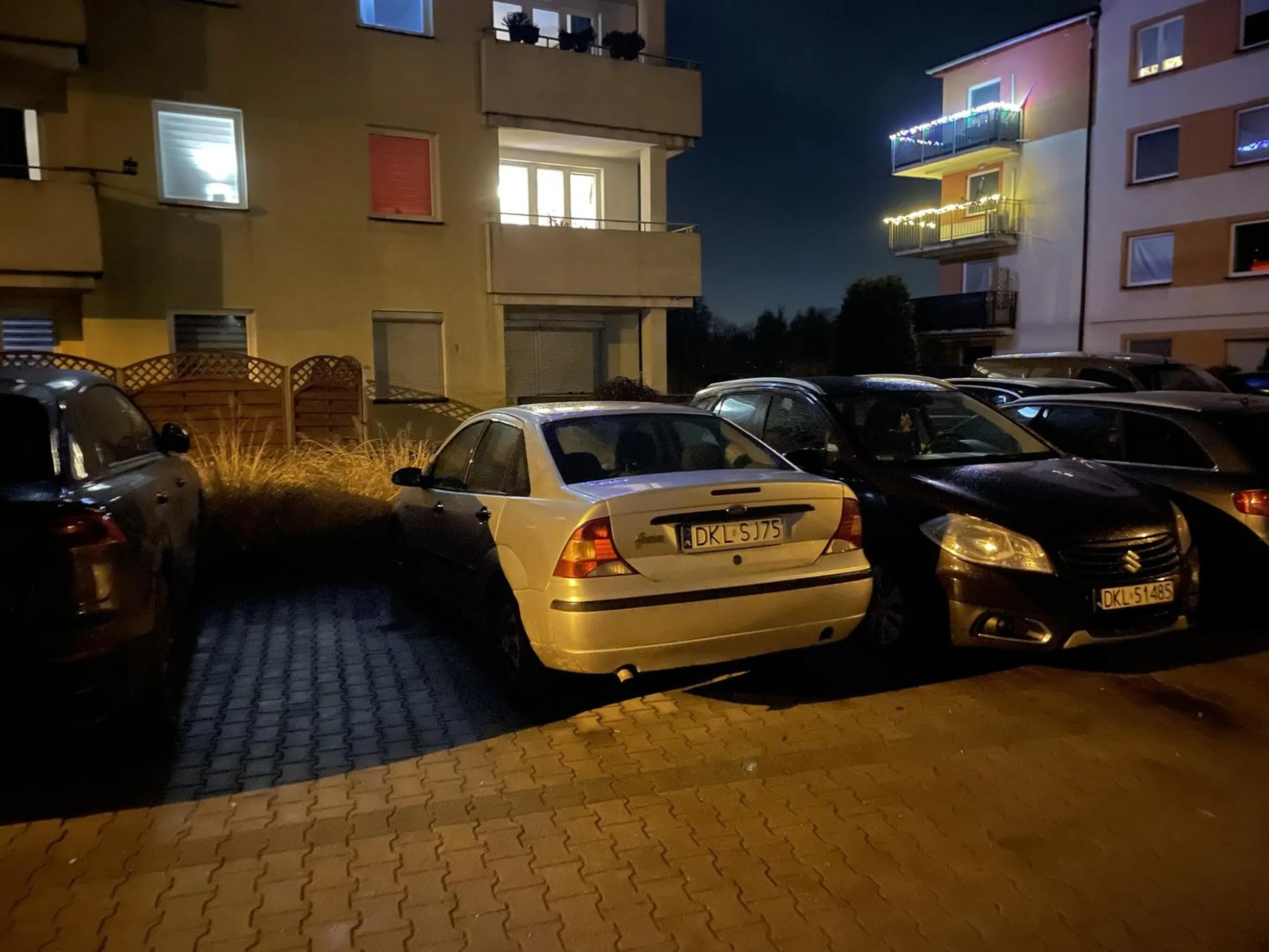 Parkuje jakby byl sam na parkingu.