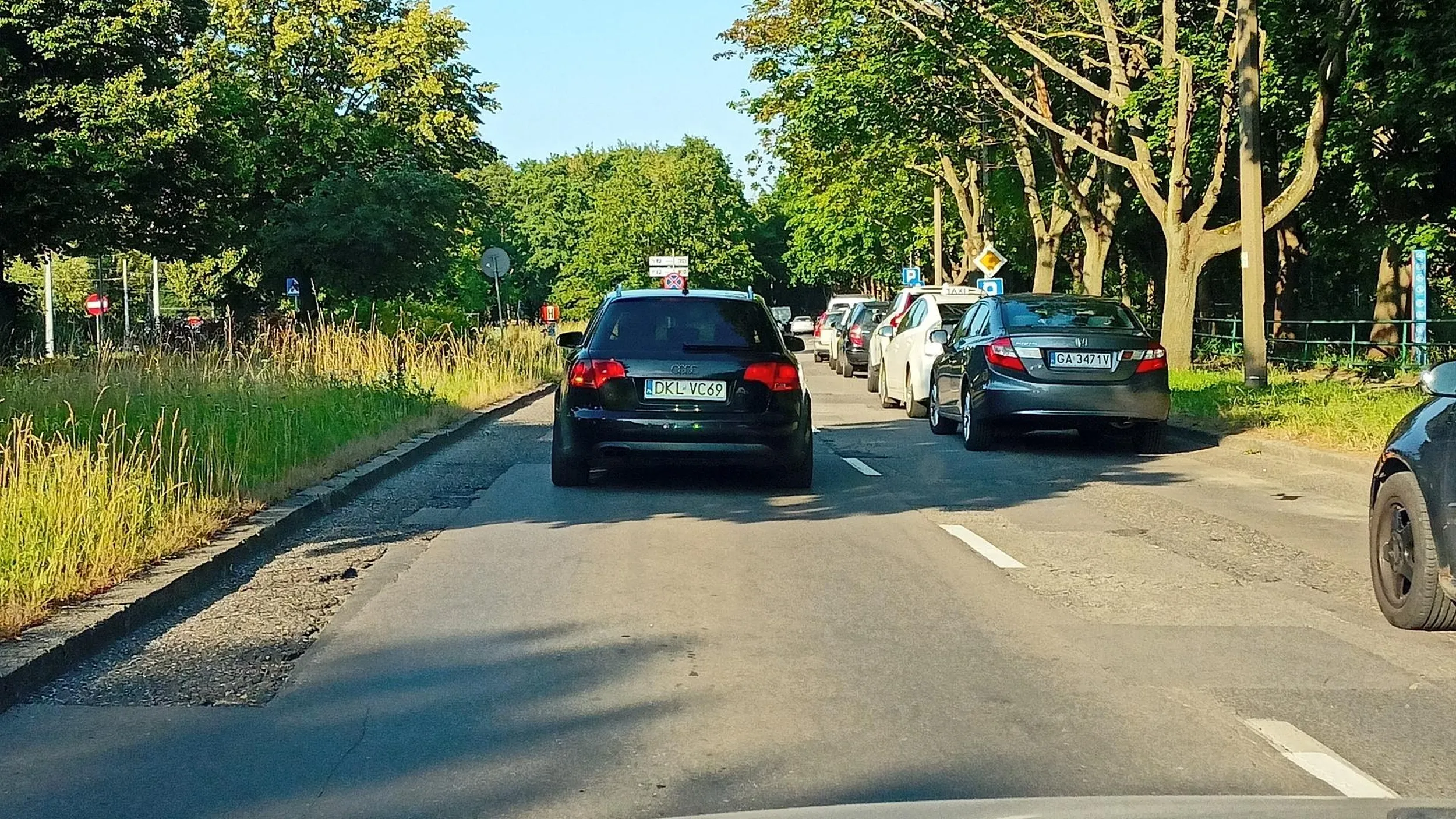 Jeśli wpuszczam Cię przed sobą, bo skończył Ci się pas (co było widać 100 metrów wcześniej bo zrobili z prawego pasa parking w Jelitkowie), to wypadałoby podziękować w jakikolwiek sposób. Jak zwykle od kierowcy w audi nie ma co za dużo wymagać.