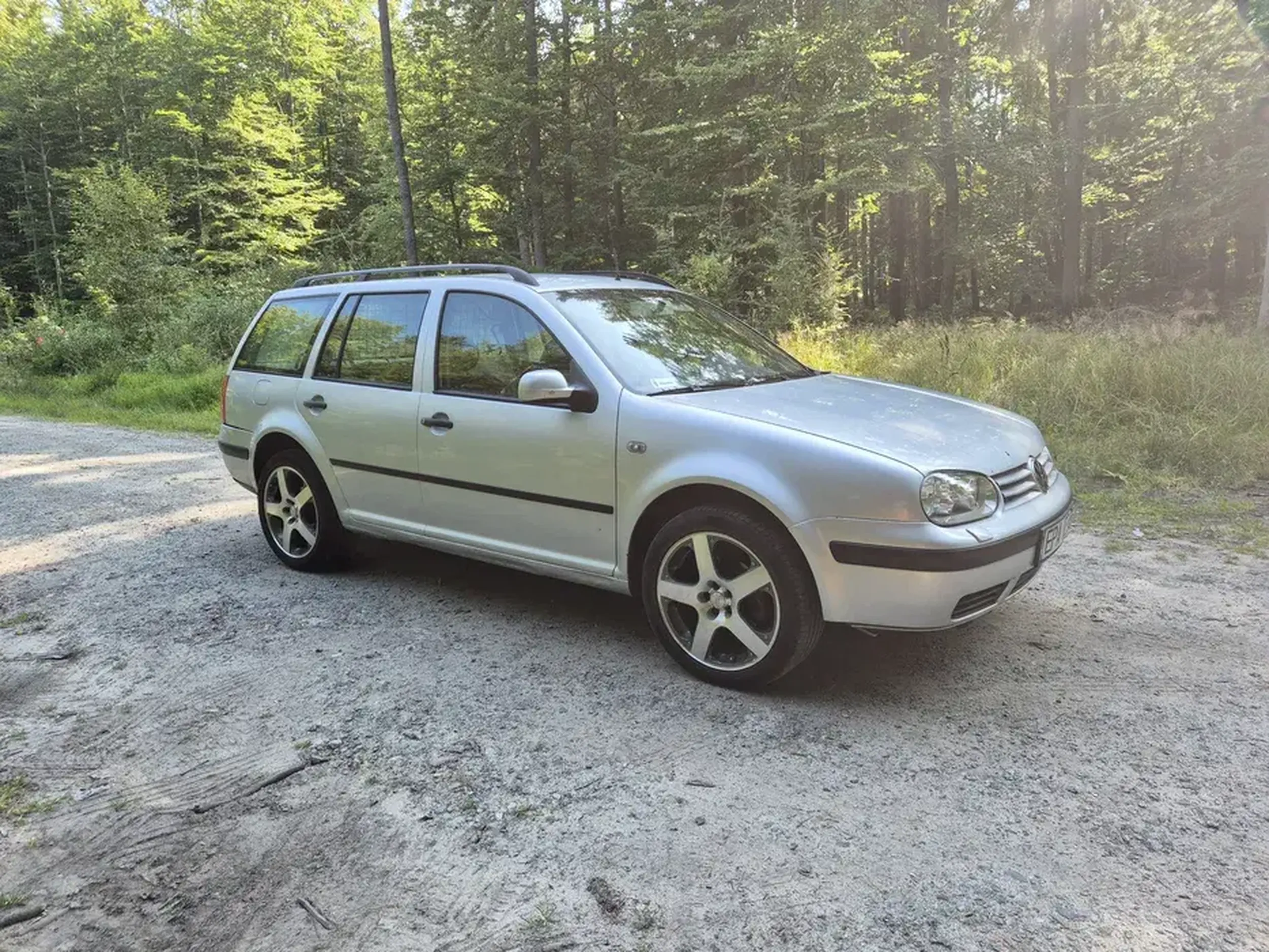 Z pozoru normalny golf 4, do póki nie spotkałem go o 1 w nocy na światłach. Ten golf ma chyba z 900 koni bo jak wystrzelił z tych świateł to aż asfalt zerwało. Ale to jeszcze nie wszystko jak go spotkałem ostatnio na obwodnicy to już myślałem ze z nim wygram ale niestety okazało się że po prostu nie zredukował... po tym jak to zrobił (najprawdopodobniej z 5 na 3) pozostało mi tylko oglądać jego tylnie lampy. Dorzucam jeszcze zdjęcie tego potwora.