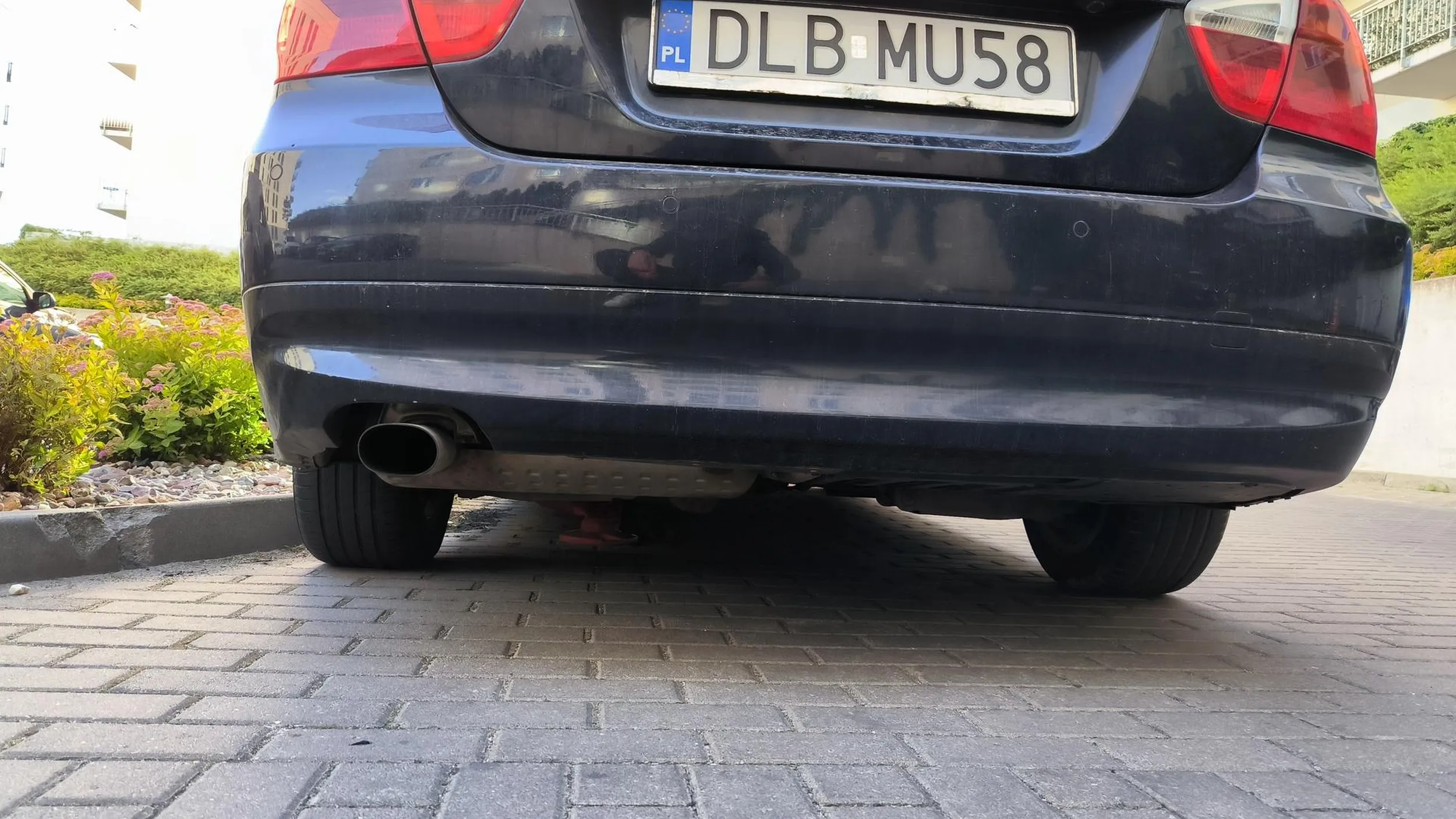 Typowy w BMW. Niszczy cudze mienie i łamie przepisy ruchu drogowego. Całe szczęście pod kamerami