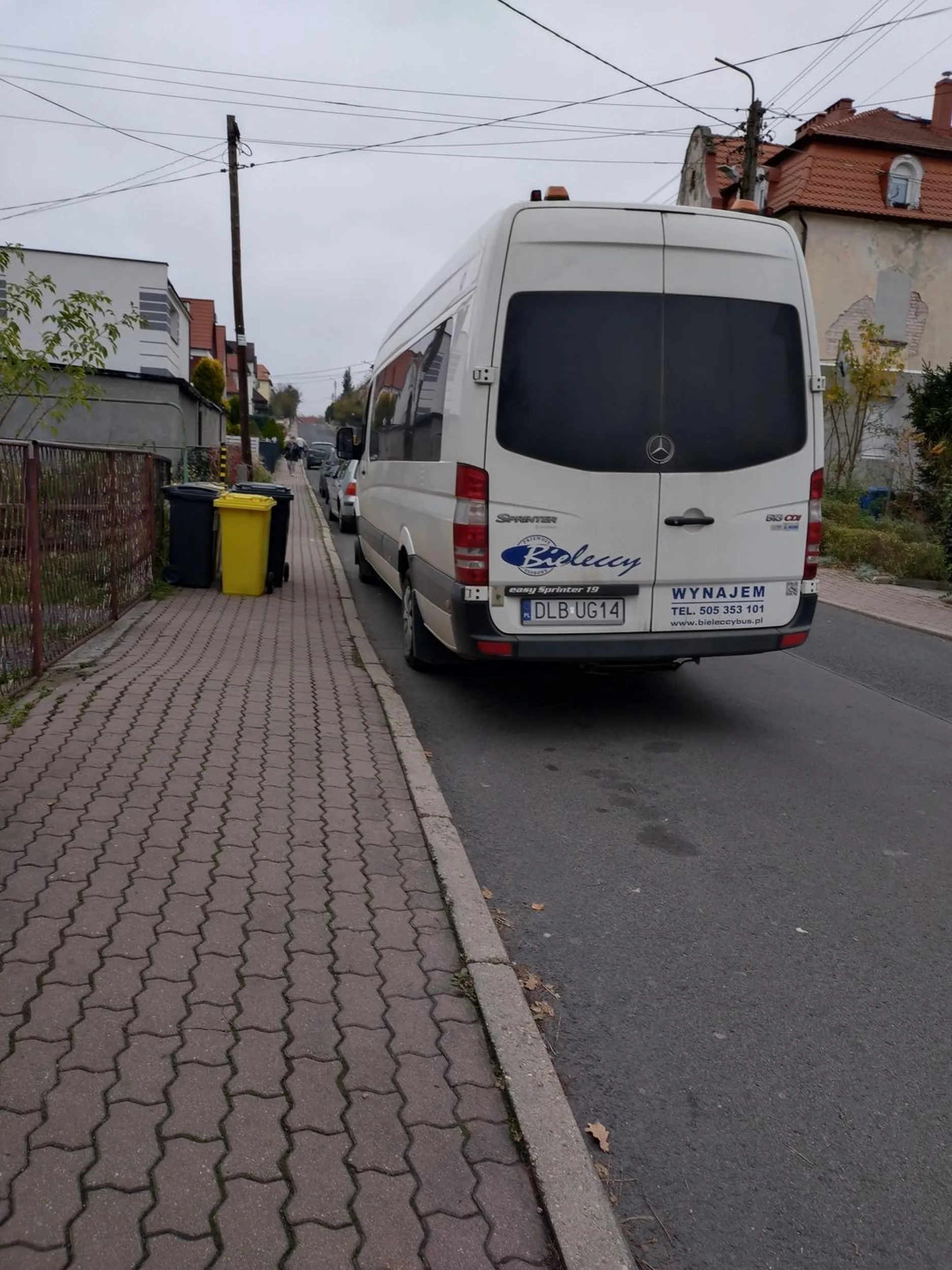 Notorycznie zastawia bramę wjazdowo-wyjazdową