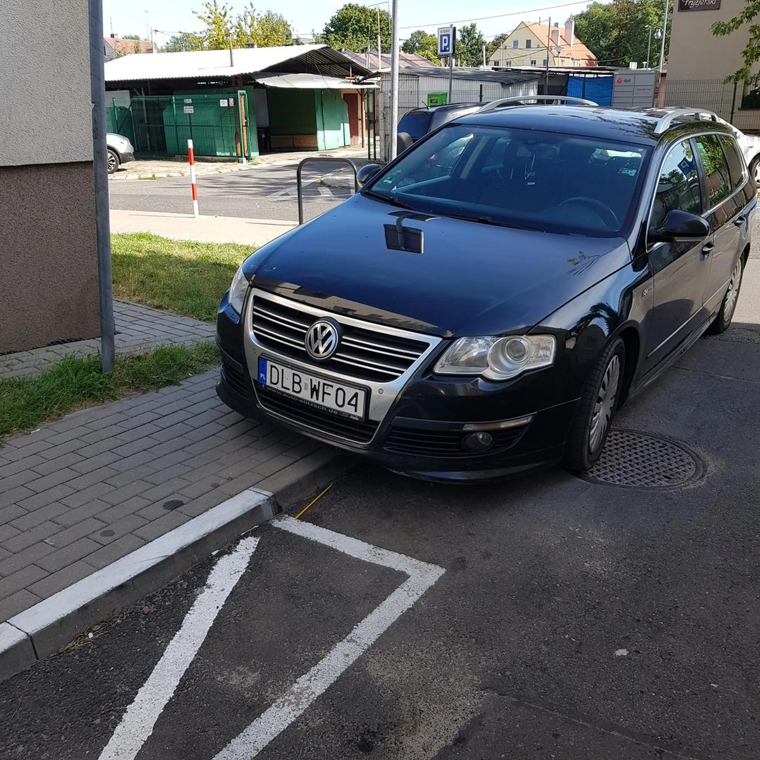 Chciał mnie zabić !!! Z rozpędem wjechał pod prąd jednokierunkowej ul.Owocowej Zielona Góra i nawet nie przeprosił. Wręcz przeciwnie, buc jeszcze wyzywał. Odradzam wsiadać za kierownicę. A to kartoteka kiedy komuś zrobisz krzywdę.
